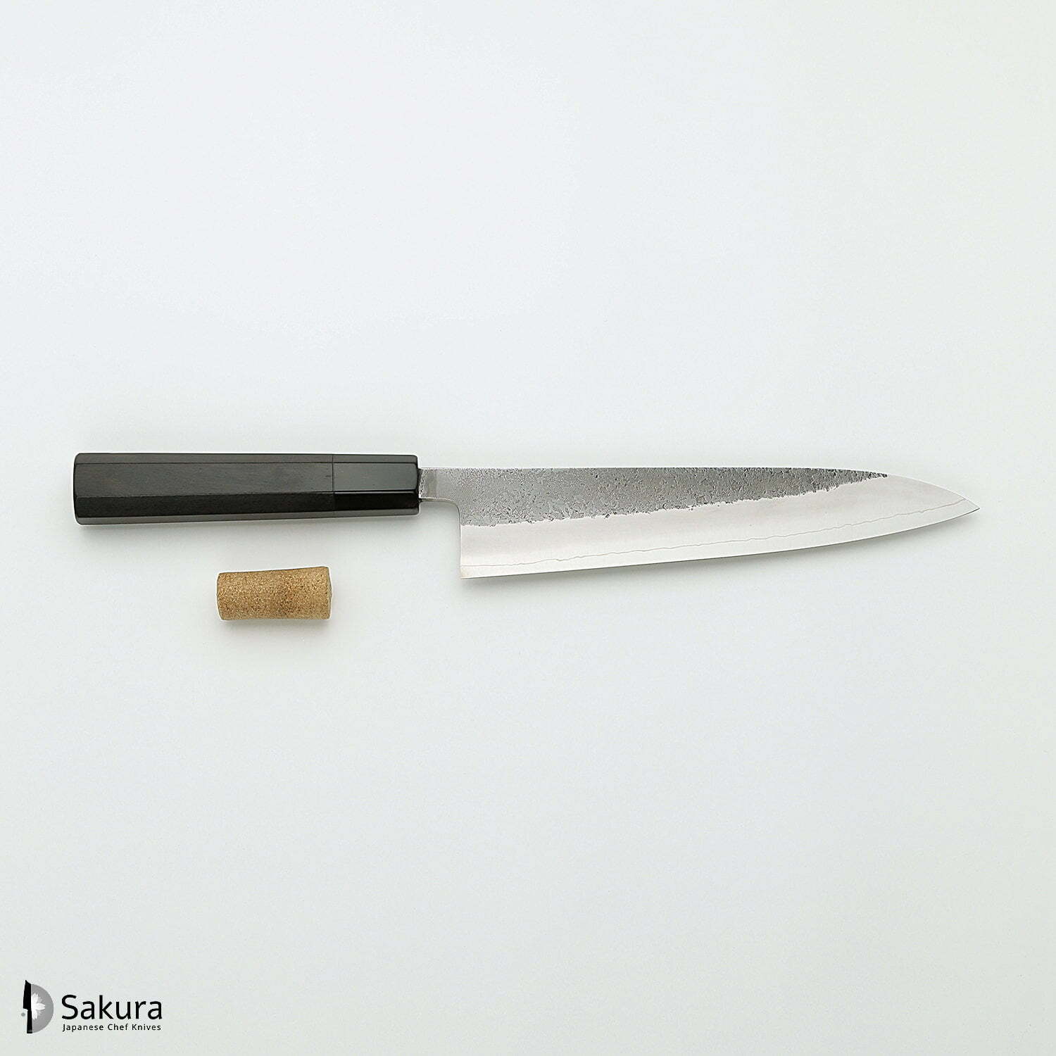 סכין שף רב-תכליתית גִּיוּטוֹ 210מ״מ מחושלת בעבודת יד 3 שכבות: פלדת פחמן יפנית מתקדמת מסוג SKD עטופה פלדת אל-חלד גימור קורורוצ׳י מט חיספוס טבעי יושיקאנה יפן