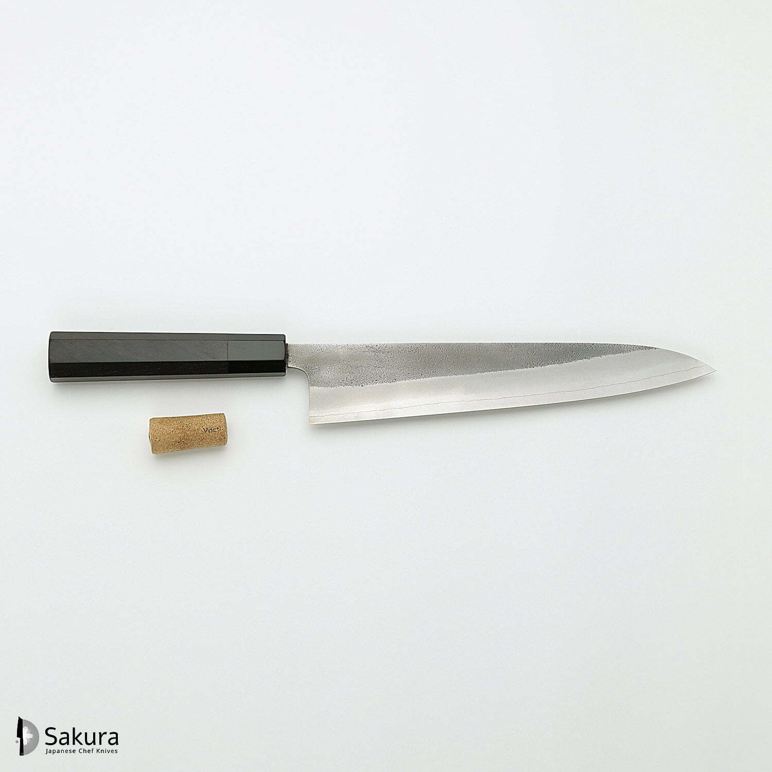 סכין שף רב-תכליתית גִּיוּטוֹ 240מ״מ מחושלת בעבודת יד 3 שכבות: פלדת פחמן יפנית מתקדמת מסוג SKD עטופה פלדת אל-חלד גימור קורורוצ׳י מט חיספוס טבעי יושיקאנה יפן