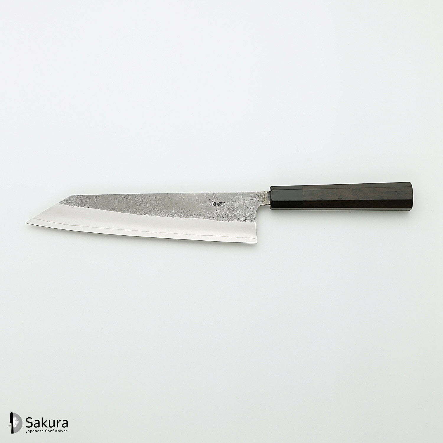 סכין שף רב-תכליתית קִּירִיצוּקֶה גִּיוּטוֹ 240מ״מ מחושלת בעבודת יד 3 שכבות: פלדת פחמן יפנית מתקדמת מסוג SKD עטופה פלדת אל-חלד גימור קורורוצ׳י מט חיספוס טבעי יושיקאנה יפן