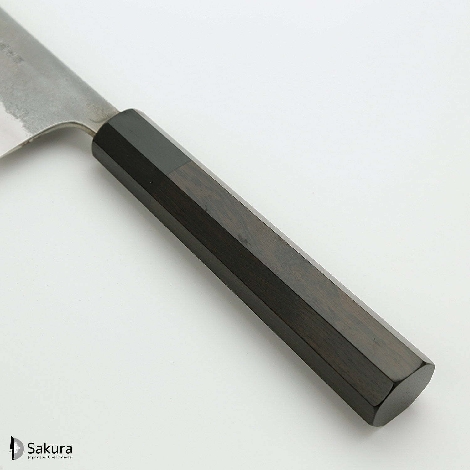 סכין שף רב-תכליתית קִּירִיצוּקֶה גִּיוּטוֹ 240מ״מ מחושלת בעבודת יד 3 שכבות: פלדת פחמן יפנית מתקדמת מסוג SKD עטופה פלדת אל-חלד גימור קורורוצ׳י מט חיספוס טבעי יושיקאנה יפן