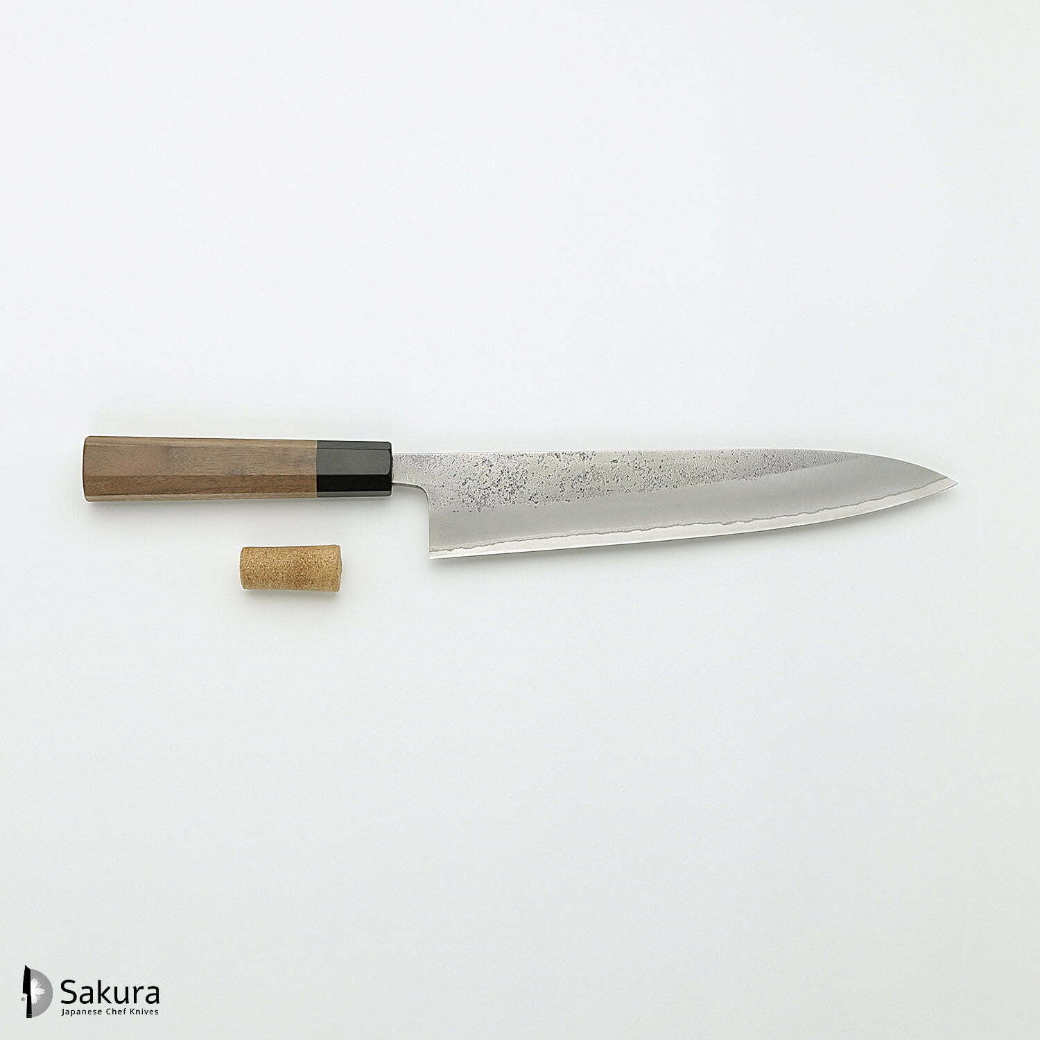 סכין שף רב-תכליתית גִּיוּטוֹ 240מ״מ מחושלת בעבודת יד 3 שכבות: פלדת פחמן יפנית מתקדמת מסוג Shirogami #2 עטופה פלדת אל-חלד גימור מט חיספוס טבעי יושיקאנה יפן