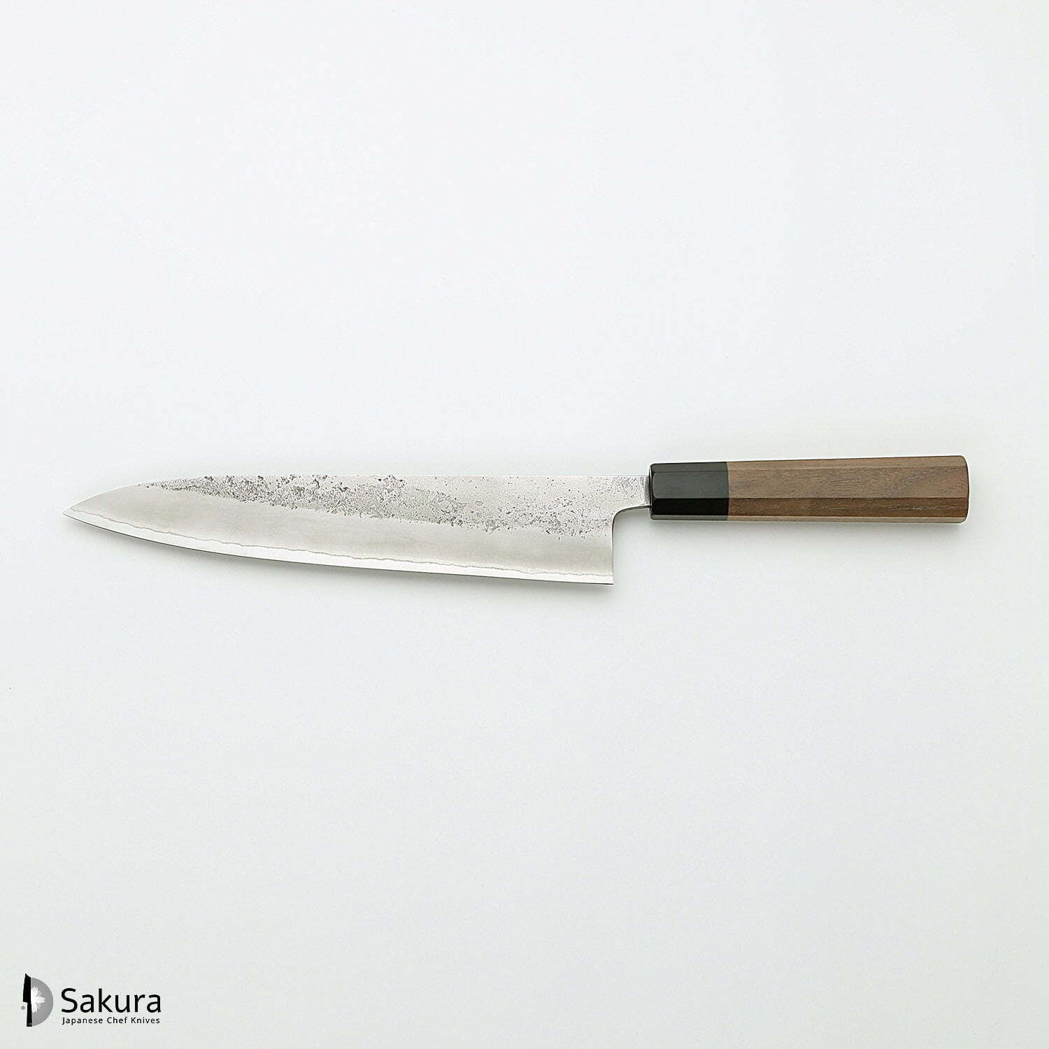 סכין שף רב-תכליתית גִּיוּטוֹ 240מ״מ מחושלת בעבודת יד 3 שכבות: פלדת פחמן יפנית מתקדמת מסוג Shirogami #2 עטופה פלדת אל-חלד גימור מט חיספוס טבעי יושיקאנה יפן