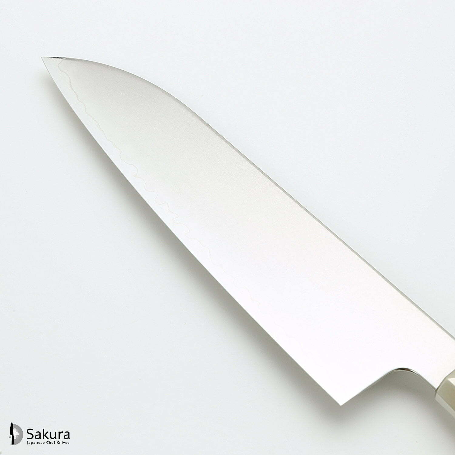 סכין רב-תכליתית סָנטוֹקוּ 180מ״מ מחושלת בעבודת יד 3 שכבות: פלדת פחמן יפנית מתקדמת מסוג R2/SG2 עטופה פלדת אל-חלד גימור מט מלוטש מקוסטה זאנמאיי יפן ZRR-1203G