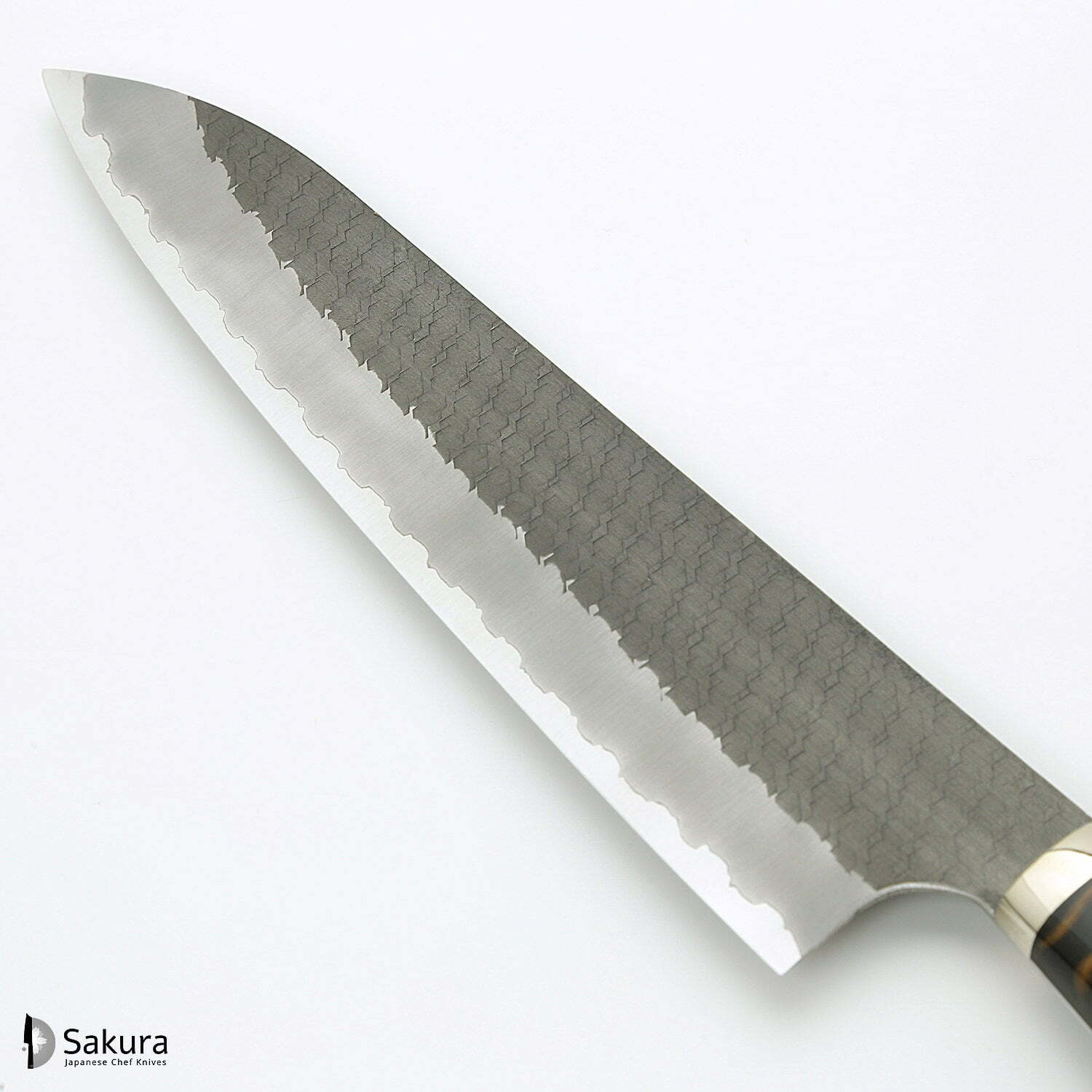 סכין שף רב-תכליתית גִּיוּטוֹ 240מ״מ מחושלת בעבודת יד 3 שכבות: פלדת פחמן יפנית מתקדמת מסוג R2/SG2 עטופה פלדת אל-חלד גימור קורואיצ׳י שחור עם ריקוע פטיש ניגארה יפן