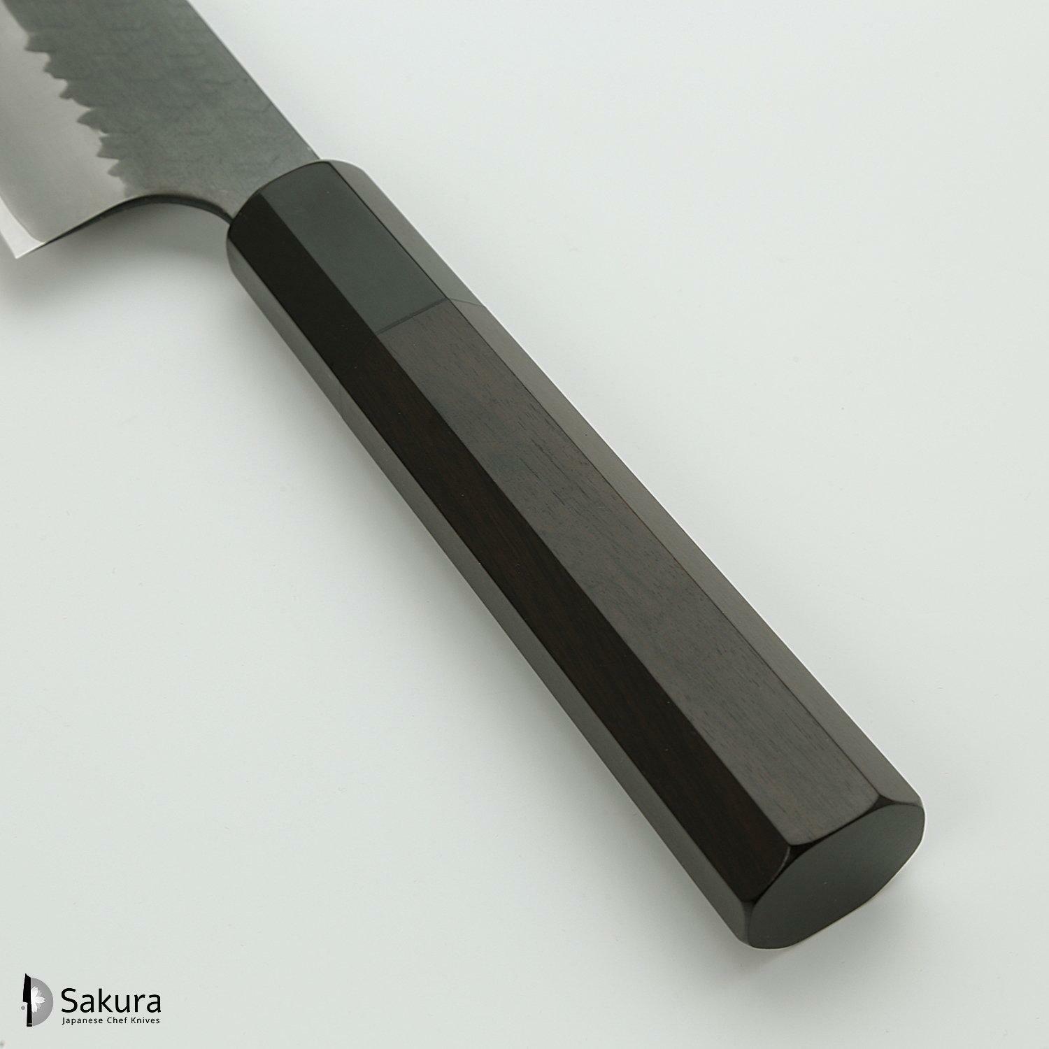 סכין שף רב-תכליתית גִּיוּטוֹ 210מ״מ מחושלת בעבודת יד 3 שכבות: פלדת פחמן יפנית מתקדמת מסוג R2/SG2 עטופה פלדת אל-חלד גימור קורואיצ׳י שחור עם ריקוע פטיש ניגארה יפן
