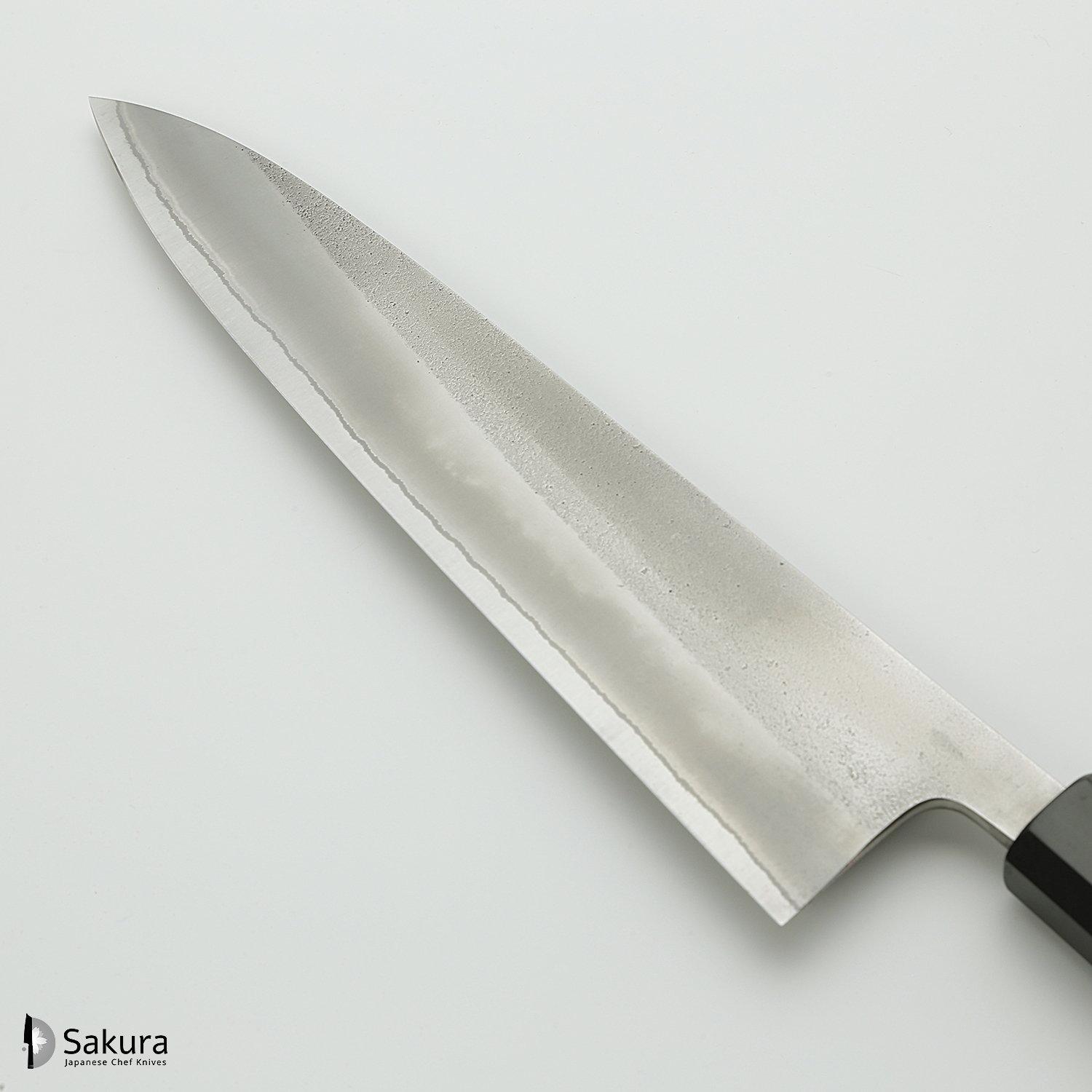 סכין שף רב-תכליתית גִּיוּטוֹ 210מ״מ מחושלת בעבודת יד 3 שכבות: פלדת פחמן יפנית מתקדמת מסוג Shirogami #2 עטופה פלדת אל-חלד גימור מט חיספוס טבעי יושיקאנה יפן