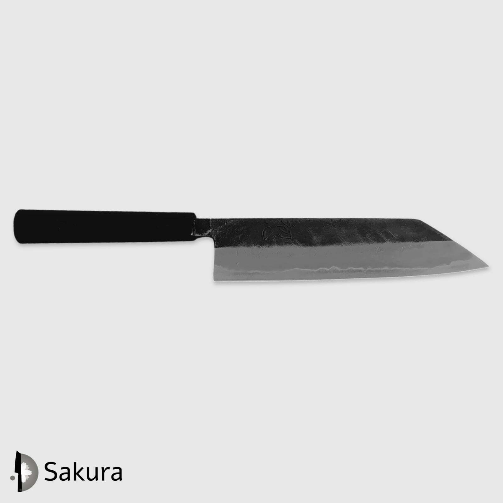 סכין שף רב-תכליתית קִּירִיצוּקֶה גִּיוּטוֹ 210מ״מ מחושלת בעבודת יד 3 שכבות: פלדת פחמן יפנית מתקדמת מסוג Aogami Super עטופה ברזל גימור קורואוצ׳י האטסו קוקורו יפן