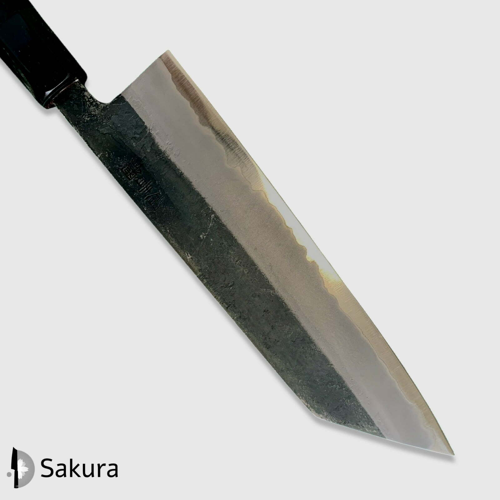 סכין שף רב-תכליתית קִּירִיצוּקֶה גִּיוּטוֹ 210מ״מ מחושלת בעבודת יד 3 שכבות: פלדת פחמן יפנית מתקדמת מסוג Aogami Super עטופה ברזל גימור קורואוצ׳י האטסו קוקורו יפן