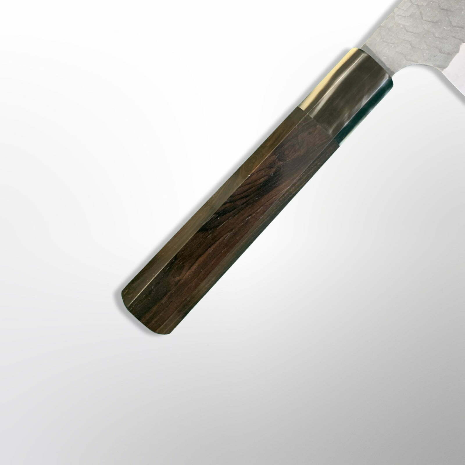 סכין רב-תכליתית בּוּנְקָה 165מ״מ מחושלת בעבודת יד 3 שכבות: פלדת פחמן יפנית מתקדמת מסוג R2/SG2 עטופה פלדת אל-חלד גימור קורואיצ׳י שחור עם ריקוע פטיש ניגארה יפן SKNIGASG2KDB18016