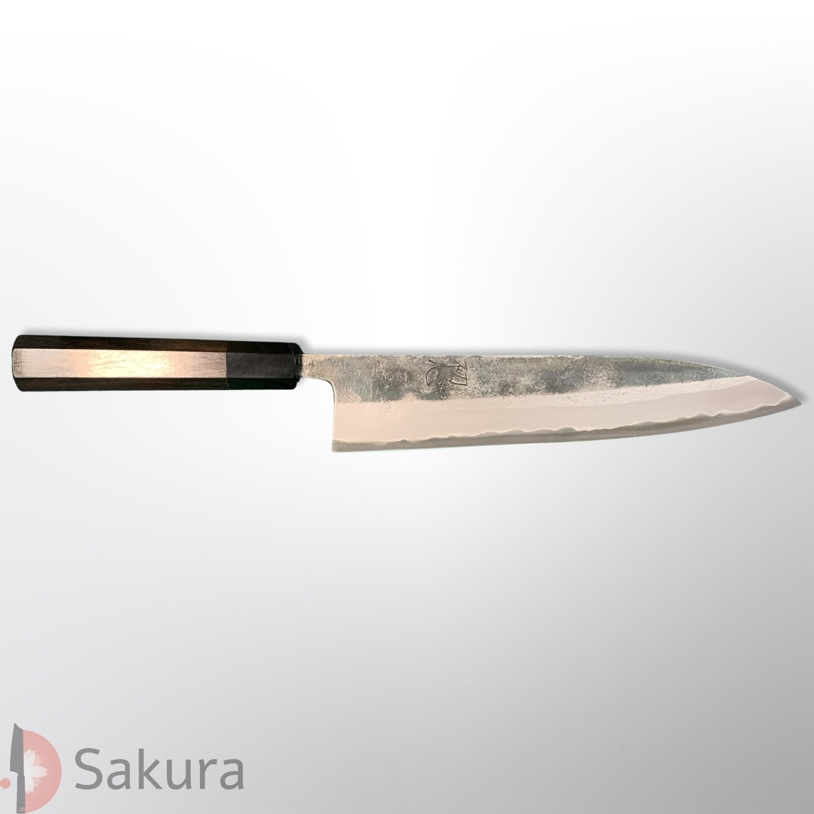 סכין שף רב-תכליתית גִּיוּטוֹ 240מ״מ מחושלת בעבודת יד 3 שכבות: פלדת פחמן יפנית מתקדמת מסוג Aogami Super גימור קורואוצ׳י האטסו קוקורו יפן – SKAHATSKUROG2417