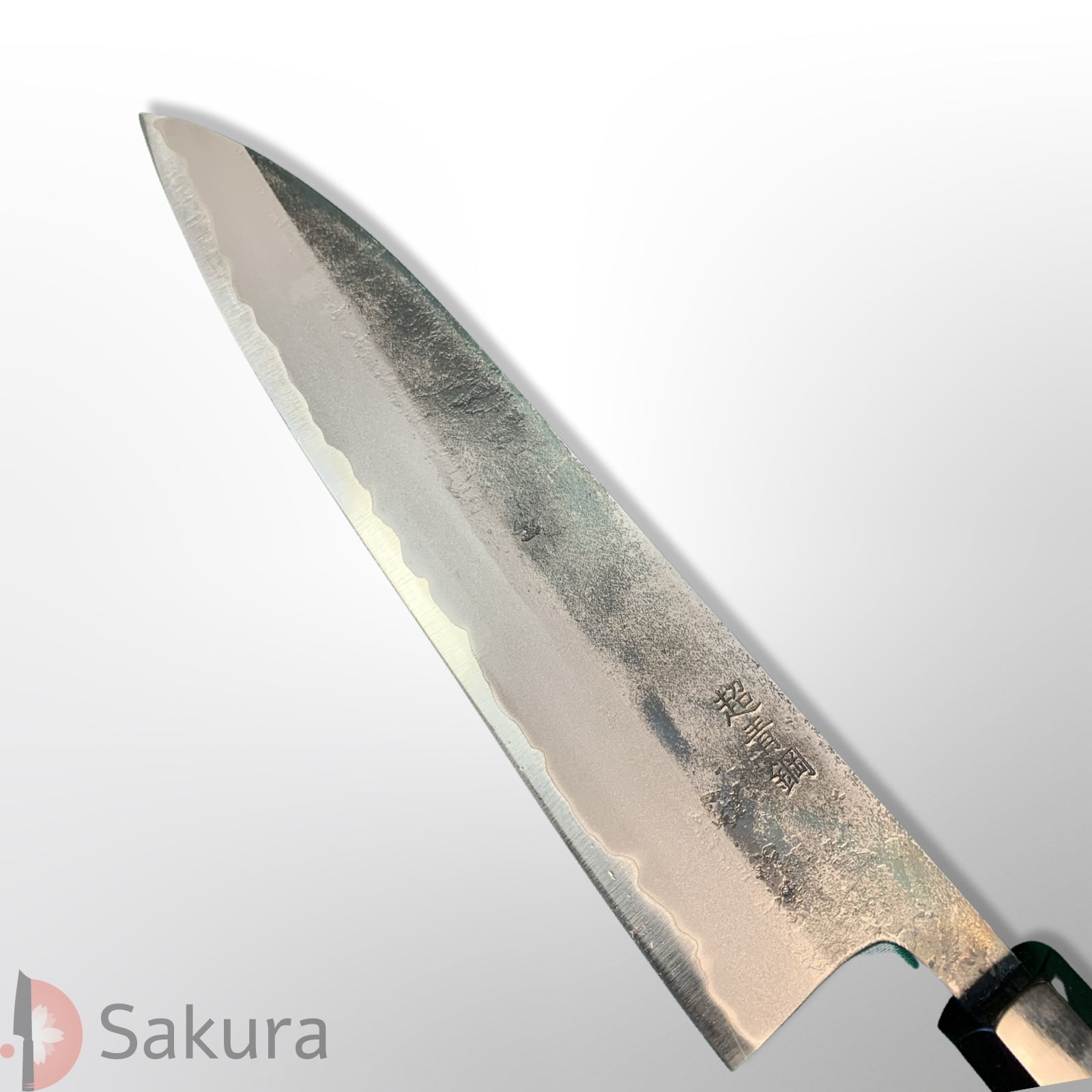 סכין שף רב-תכליתית גִּיוּטוֹ 240מ״מ מחושלת בעבודת יד 3 שכבות: פלדת פחמן יפנית מתקדמת מסוג Aogami Super גימור קורואוצ׳י האטסו קוקורו יפן – SKAHATSKUROG2417
