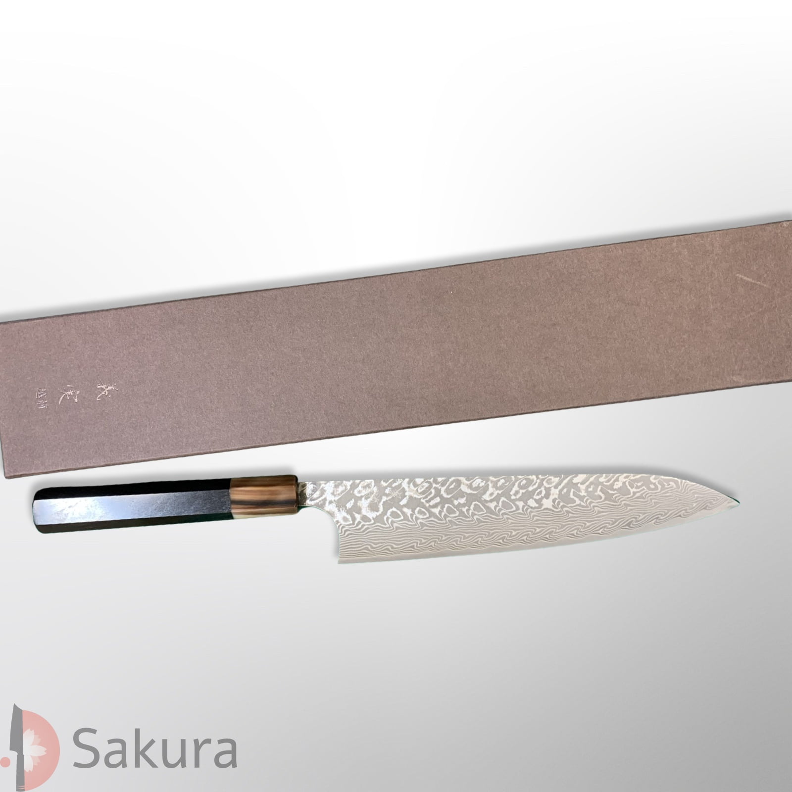 סכין שף רב-תכליתית גִּיוּטוֹ 210מ״מ מחושלת בעבודת יד 3 שכבות: פלדת פחמן יפנית מתקדמת מסוג R2/SG2 עטופה פלדת דמשק אל-חלד גימור דמשק יושימי קאטו יפן – SKKATOSG2GYUT21019