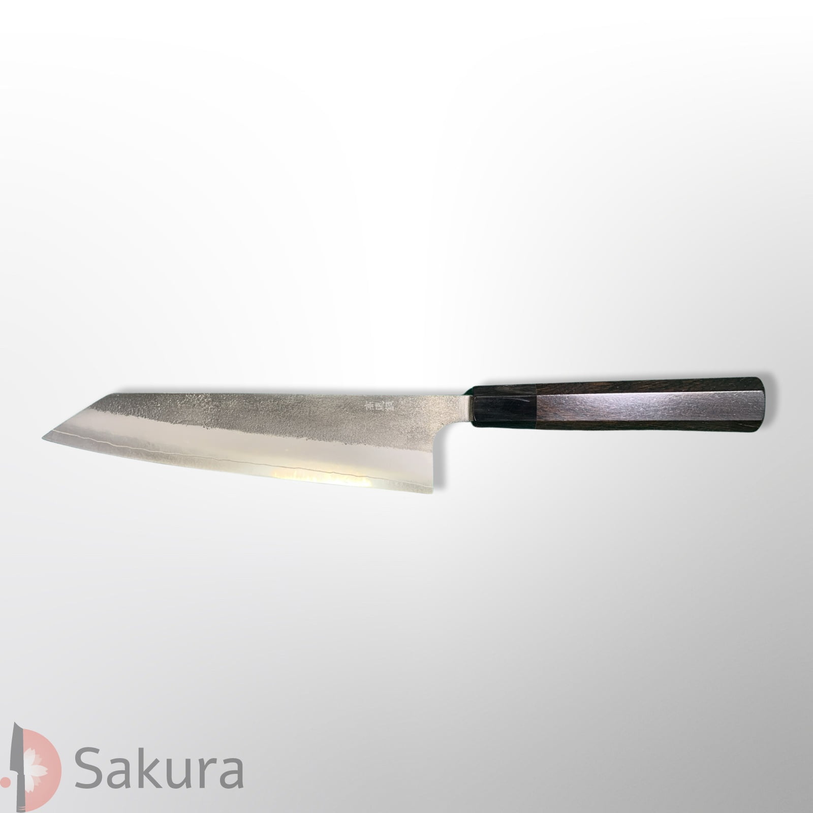 סכין שף רב-תכליתית קִּירִיצוּקֶה גִּיוּטוֹ 210מ״מ מחושלת בעבודת יד 3 שכבות: פלדת פחמן יפנית מתקדמת מסוג SKD  פלדת אל-חלד גימור אל-חלד קורואוצ׳י מט חיספוס טבעי יושיקאנה יפן – SKYOSHSKDNAKGYUT21024