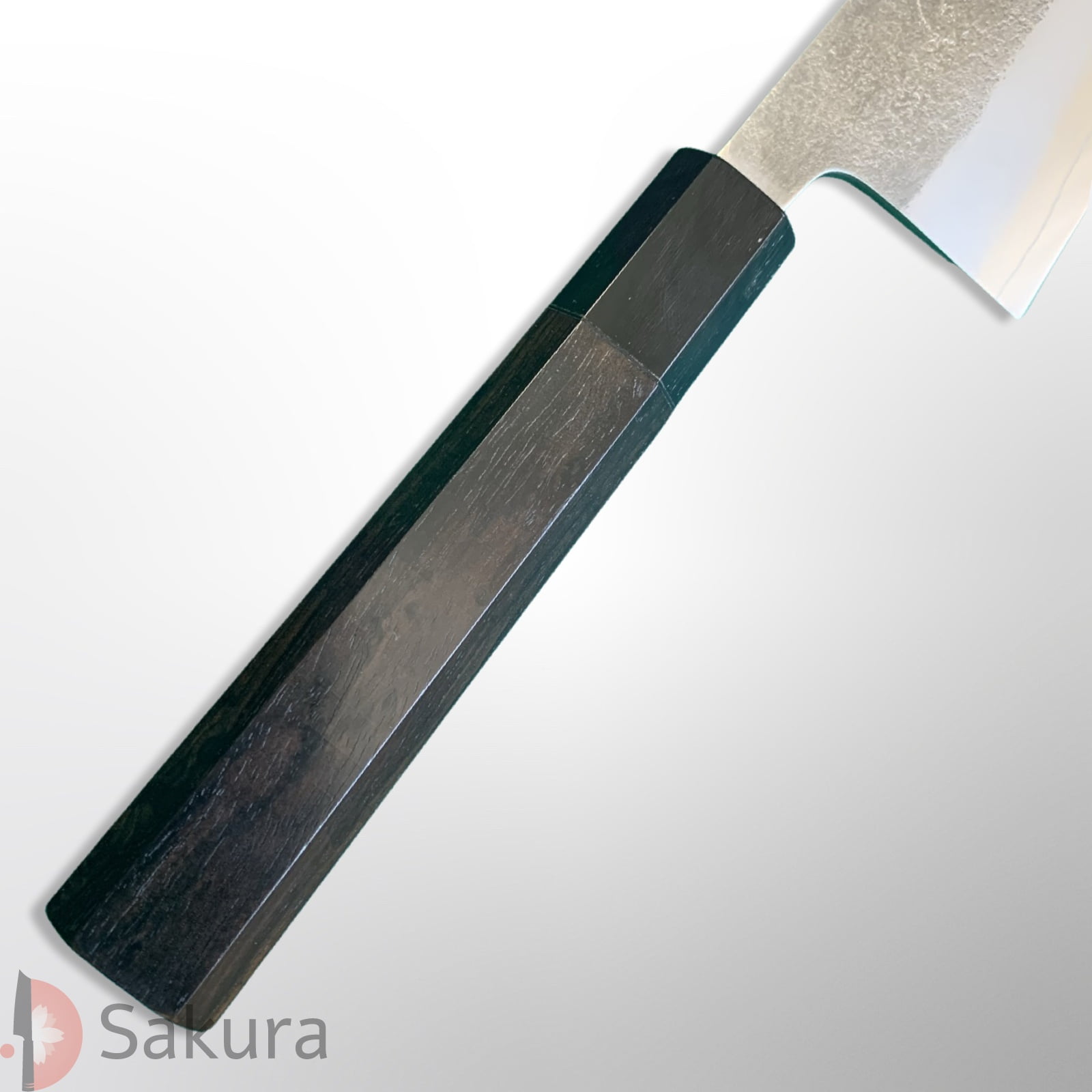סכין רב-תכליתית סָנטוֹקוּ 165מ״מ מחושלת בעבודת יד 3 שכבות: פלדת פחמן יפנית מתקדמת מסוג SKD  פלדת אל-חלד גימור אל-חלד קורואוצ׳י מט חיספוס טבעי יושיקאנה יפן – SKYOSHSKDSANTO16524