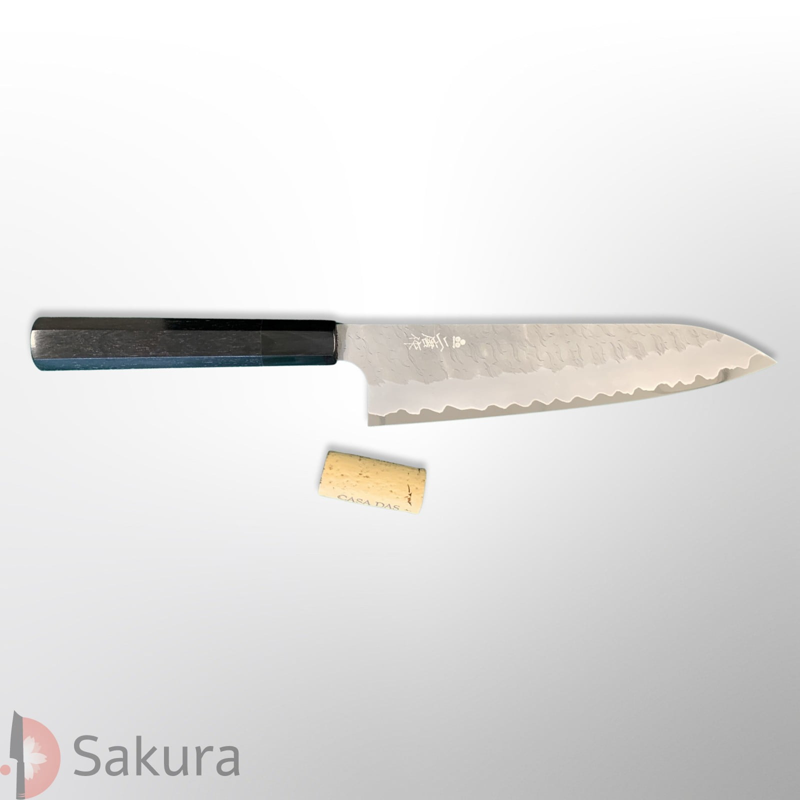 סכין שף רב-תכליתית גִּיוּטוֹ 210מ״מ מחושלת בעבודת יד 3 שכבות: פלדת פחמן יפנית מתקדמת Aogami Super גימור מט מלוטש עם ריקוע פטיש ניגארה יפן SKNIGAASMTGYU2116