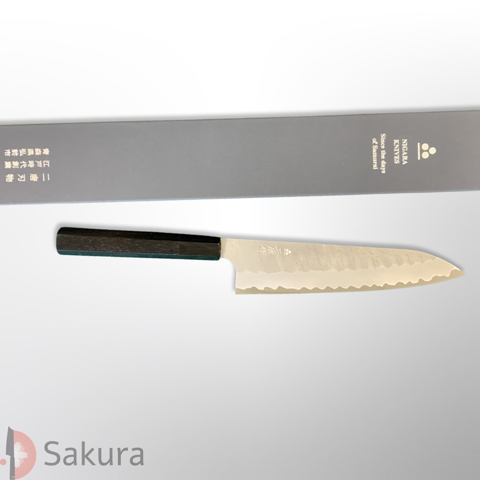 סכין שף רב-תכליתית גִּיוּטוֹ 210מ״מ מחושלת בעבודת יד 3 שכבות: פלדת פחמן יפנית מתקדמת Aogami Super גימור מט מלוטש עם ריקוע פטיש ניגארה יפן SKNIGAASMTGYU2116