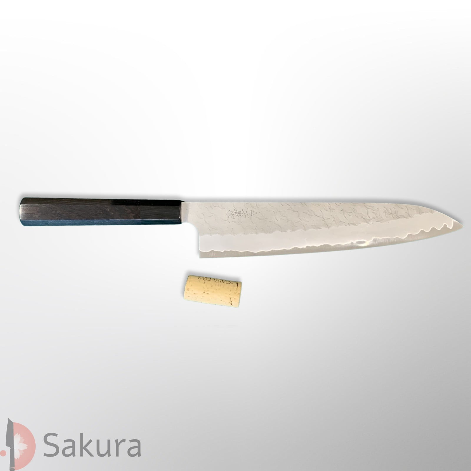 סכין שף רב-תכליתית גִּיוּטוֹ 240מ״מ מחושלת בעבודת יד 3 שכבות: פלדת פחמן יפנית מתקדמת Aogami Super גימור מט מלוטש עם ריקוע פטיש ניגארה יפן SKNIGAASMTGYU2416
