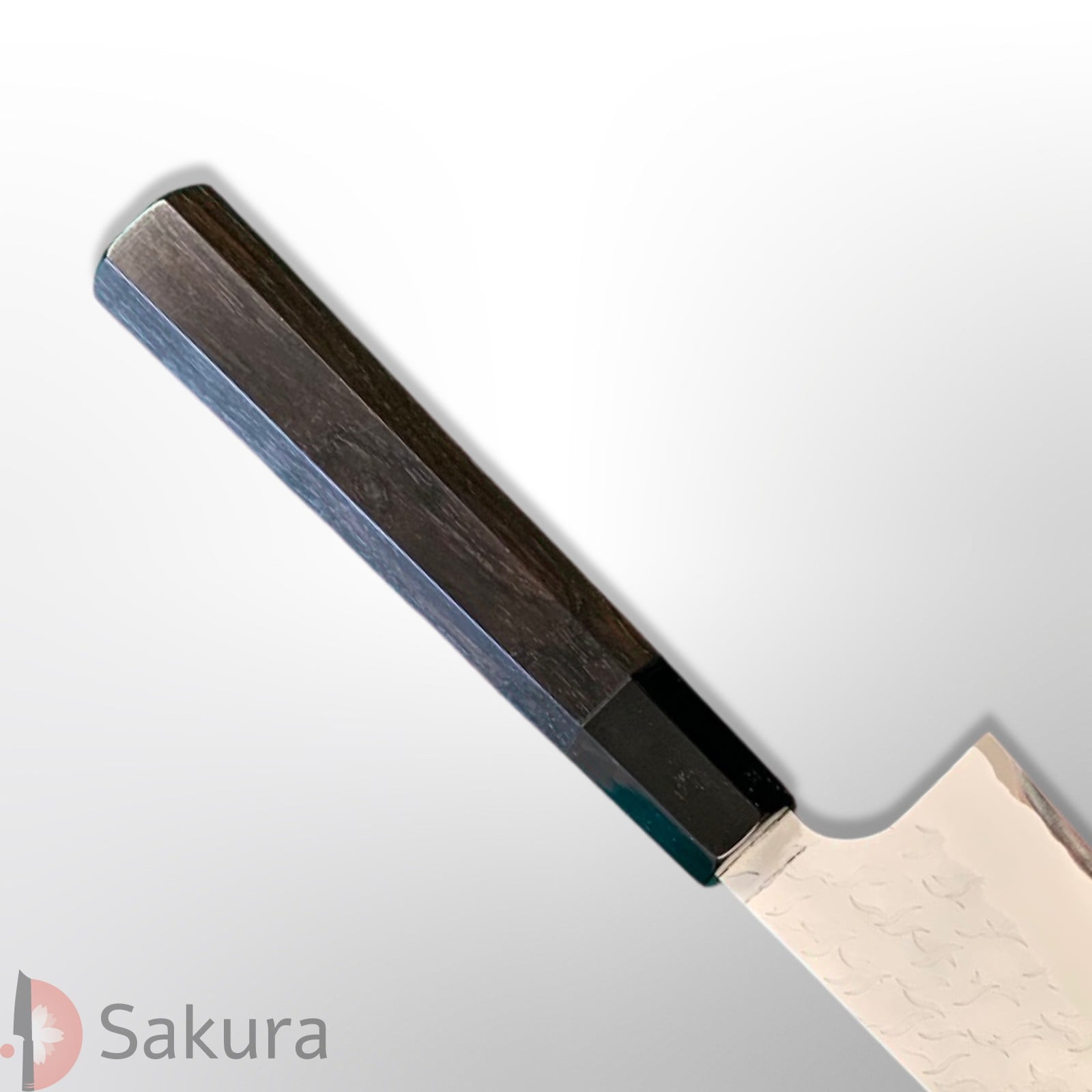 סכין שף רב-תכליתית קִּירִיצוּקֶה גִּיוּטוֹ 270מ״מ מחושלת בעבודת יד 3 שכבות: פלדת פחמן יפנית מתקדמת Aogami Super גימור מט מלוטש עם ריקוע פטיש ניגארה יפן SKNIGAASMTKGYU2716