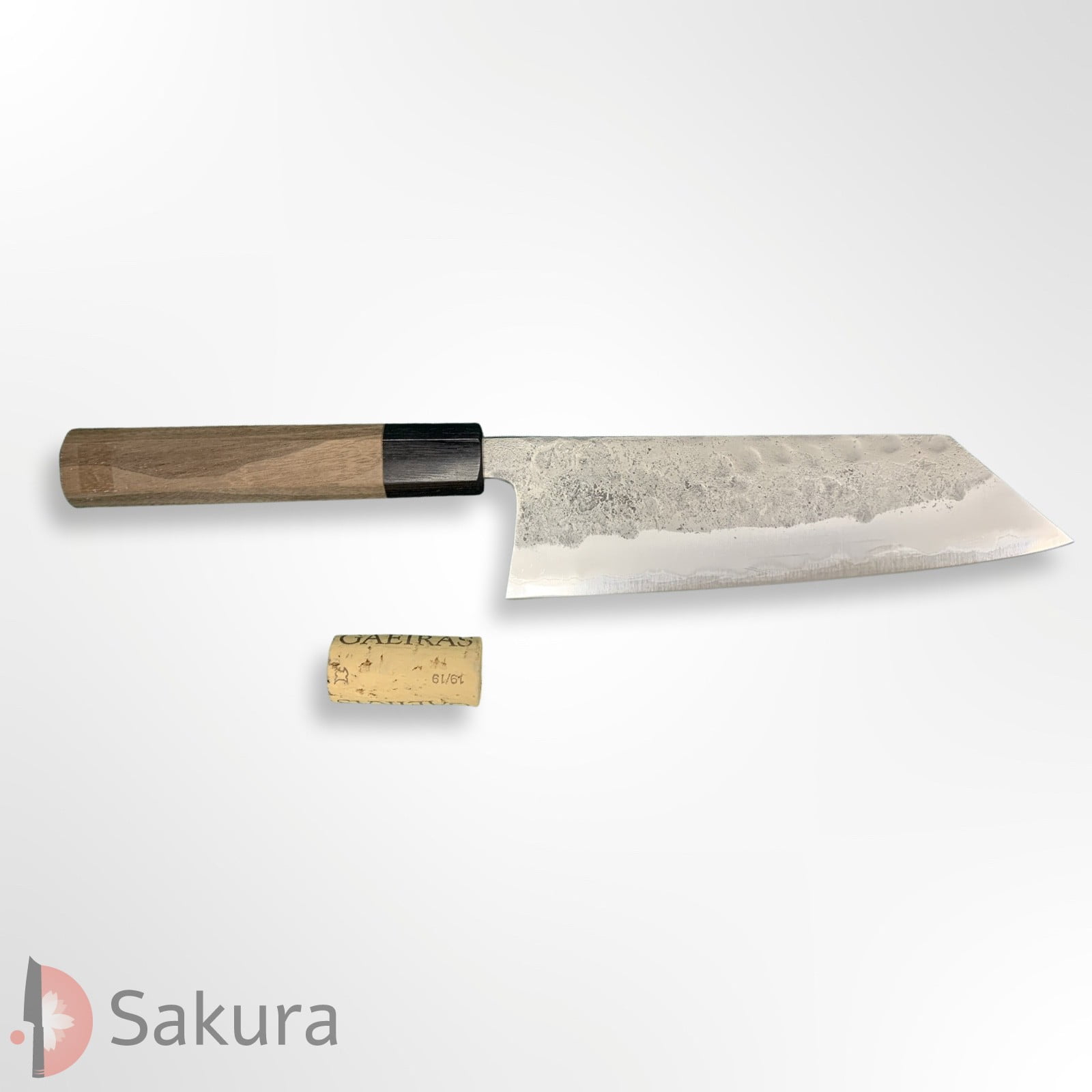 סכין רב-תכליתית בּוּנְקָה 180מ״מ מחושלת בעבודת יד 3 שכבות: פלדת פחמן יפנית מתקדמת מסוג Aogami#2 עטופה פלדת אל-חלד  גימור מט חיספוס טבעי מאצוברה יפן – SKMATSTKKNBB18042