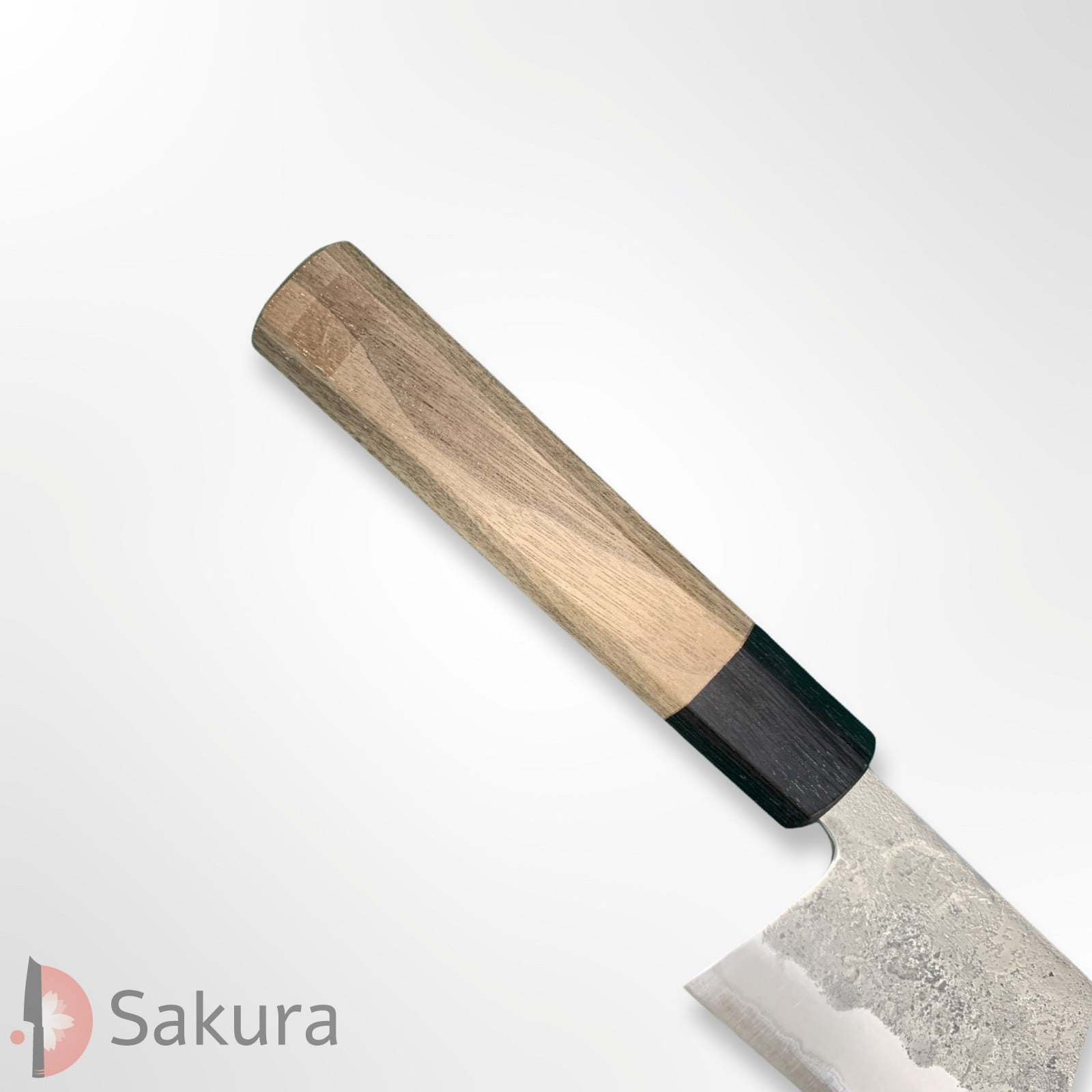 סכין רב-תכליתית בּוּנְקָה 180מ״מ מחושלת בעבודת יד 3 שכבות: פלדת פחמן יפנית מתקדמת מסוג Aogami#2 עטופה פלדת אל-חלד  גימור מט חיספוס טבעי מאצוברה יפן – SKMATSTKKNBB18042