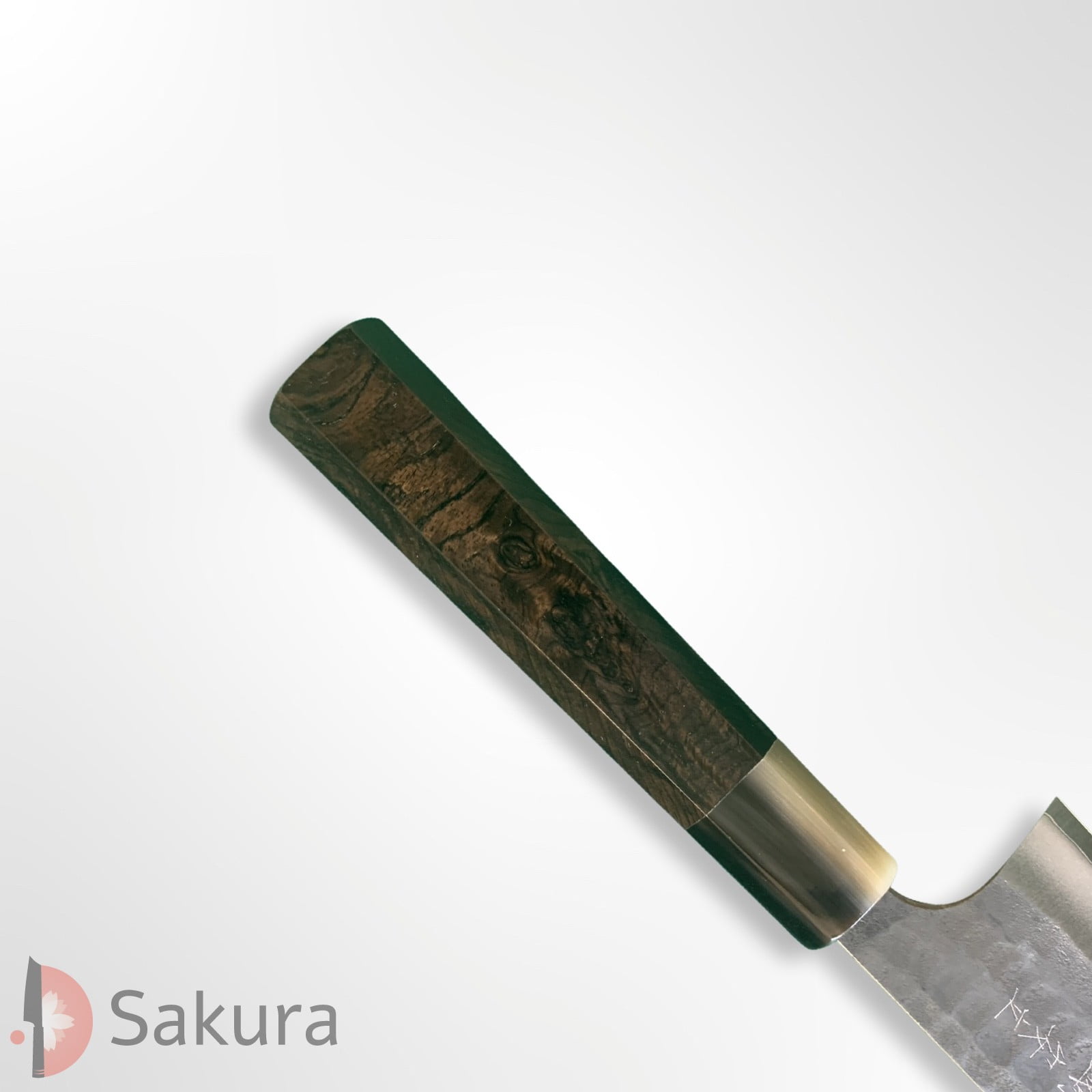 סכין רב-תכליתית סָנטוֹקוּ 165מ״מ מחושלת בעבודת יד 3 שכבות: פלדת פחמן יפנית מתקדמת מסוג Aogami Super עטופה פלדת אל-חלד גימור קורואוצ׳י שחור עם ריקוע פטיש קטסושיקה אנריו יפן – SKANRYASKTSANT16523