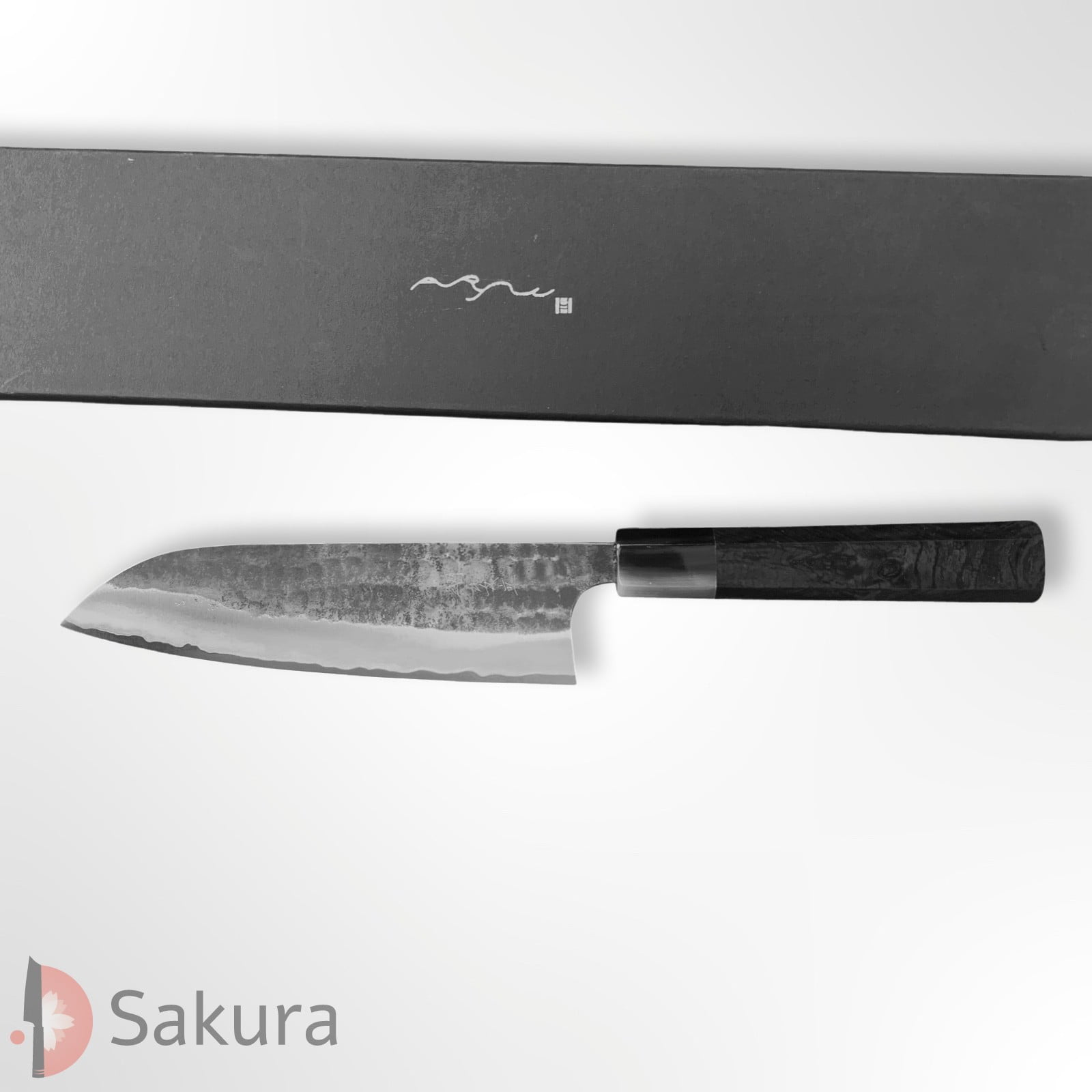 סכין רב-תכליתית סָנטוֹקוּ 165מ״מ מחושלת בעבודת יד 3 שכבות: פלדת פחמן יפנית מתקדמת מסוג Aogami Super עטופה פלדת אל-חלד גימור קורואוצ׳י שחור עם ריקוע פטיש קטסושיקה אנריו יפן – SKANRYASKTSANT16523