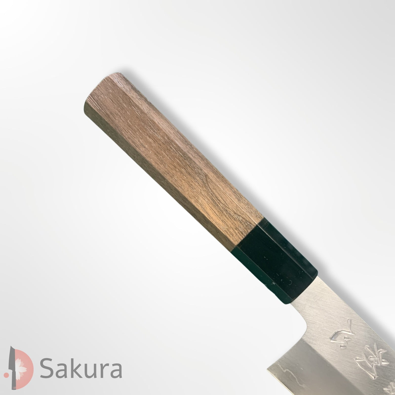 סכין רב-תכליתית סָנטוֹקוּ 170מ״מ מחושלת בעבודת יד 3 שכבות: פלדת פחמן יפנית מתקדמת מסוג Ginsan Silver#3 עטופה פלדת אל-חלד גימור מט מלוטש נאקאגאווה המונו יפן – SKNAKAS3SANT16544