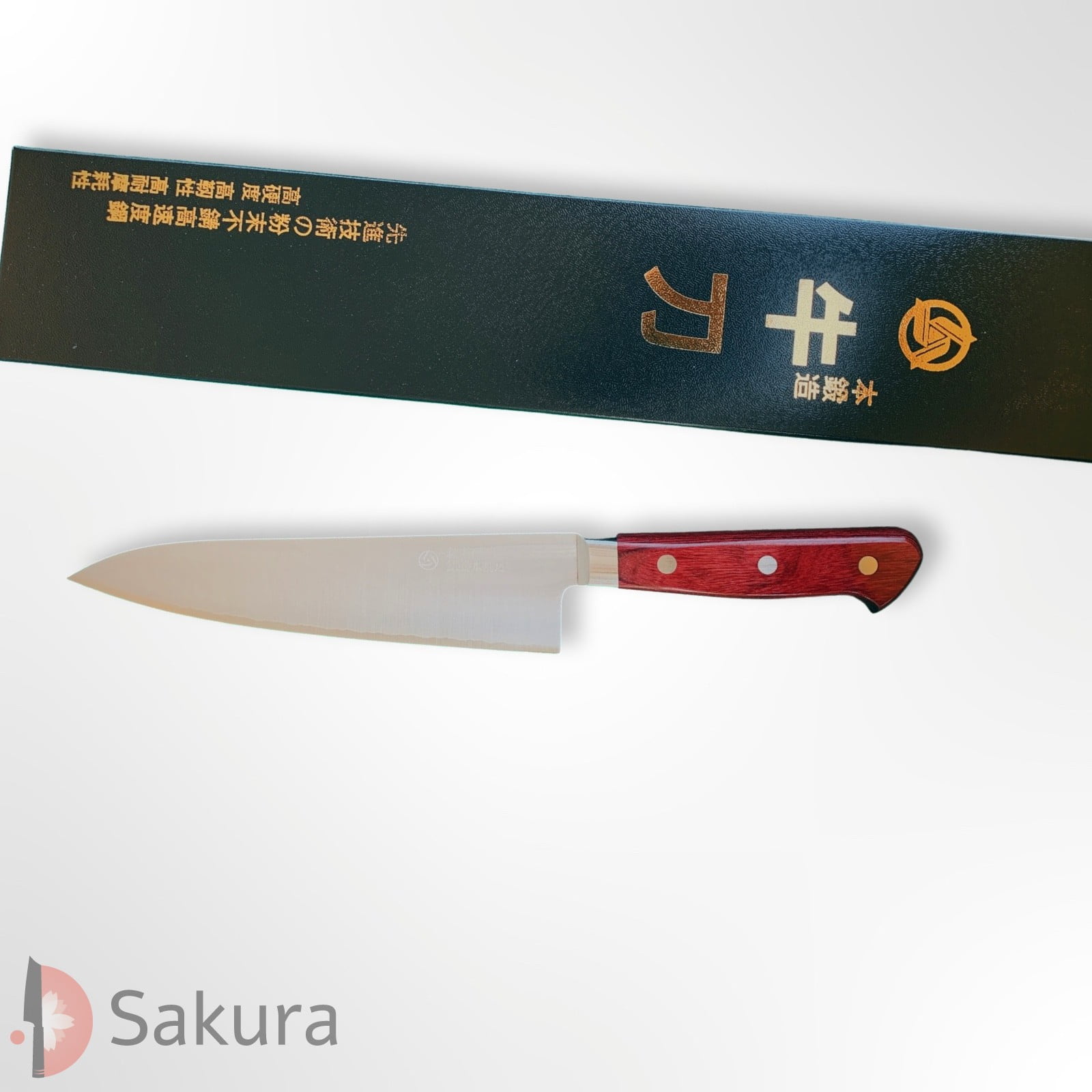 סכין שף רב-תכליתית גִּיוּטוֹ 180מ״מ מחושלת בעבודת יד 3 שכבות: פלדת פחמן יפנית מתקדמת מסוג R2/SG2 עטופה פלדת אל-חלד גימור מט מלוטש טאקאמורה יפן – SKTKMTKTK4343