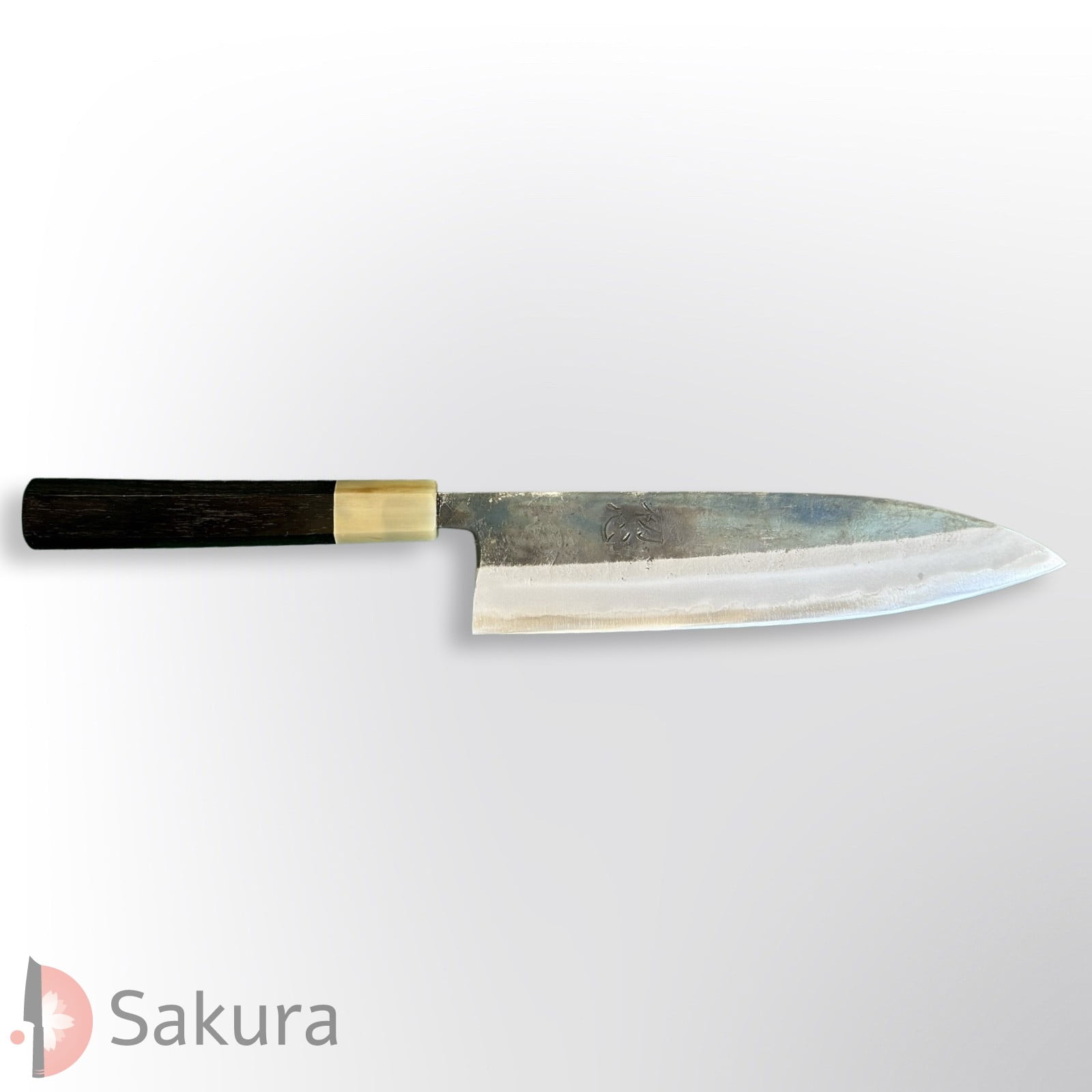 סכין שף רב-תכליתית גִּיוּטוֹ 210מ״מ מחושלת בעבודת יד 3 שכבות: פלדת פחמן יפנית מתקדמת מסוג Aogami Super עטופה ברזל גימור קורואוצ׳י האטסו קוקורו יפן