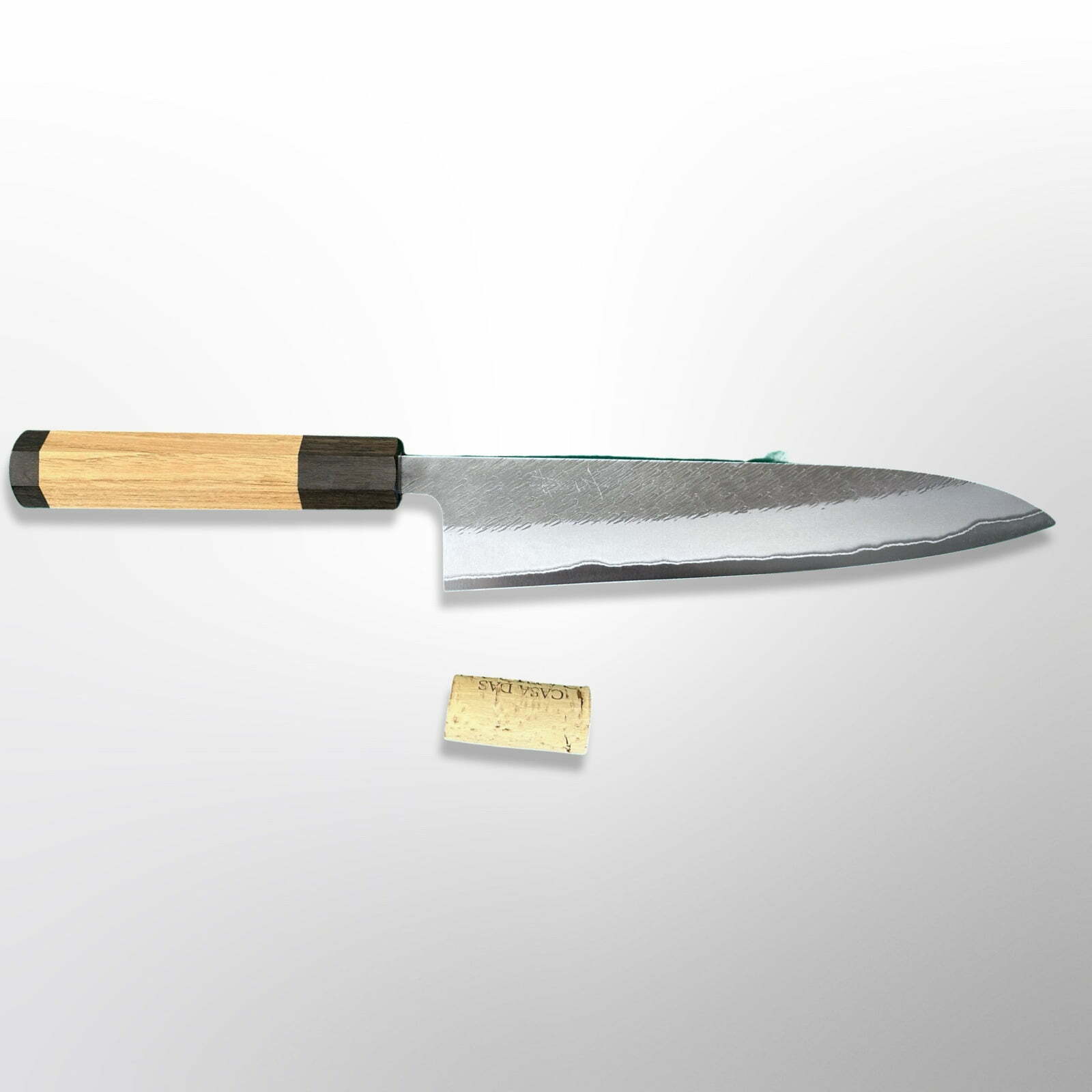 סכין שף רב-תכליתית גִּיוּטוֹ 210מ״מ מחושלת בעבודת יד 3 שכבות: פלדת פחמן יפנית מתקדמת מסוג Shirogami #2 גימור אל-חלד קורואוצ׳י עם ריקוע פטיש יושיקאנה יפן – SKYOSHW1GYU21KT24