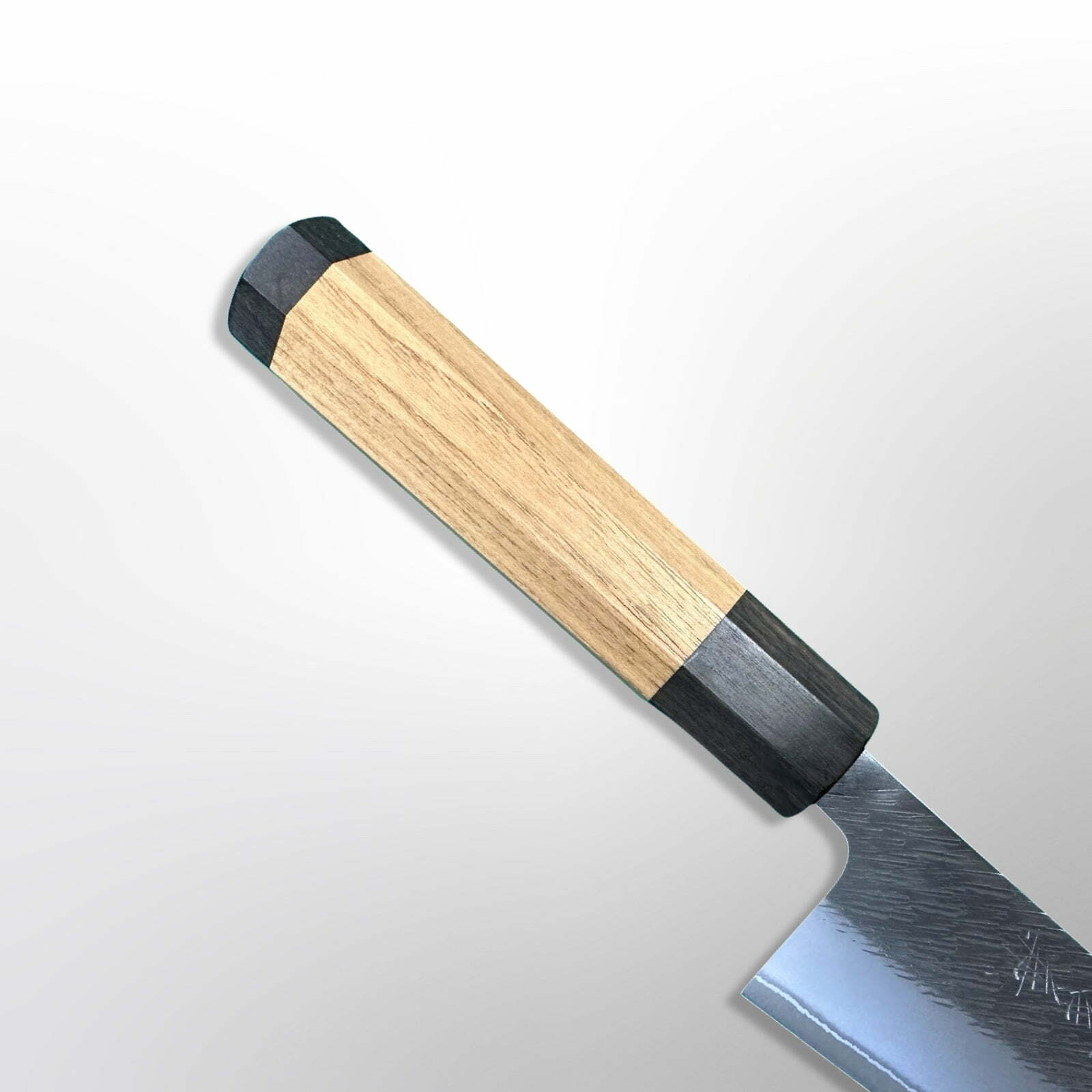 סכין שף רב-תכליתית גִּיוּטוֹ 210מ״מ מחושלת בעבודת יד 3 שכבות: פלדת פחמן יפנית מתקדמת מסוג Shirogami #2 גימור אל-חלד קורואוצ׳י עם ריקוע פטיש יושיקאנה יפן – SKYOSHW1GYU21KT24