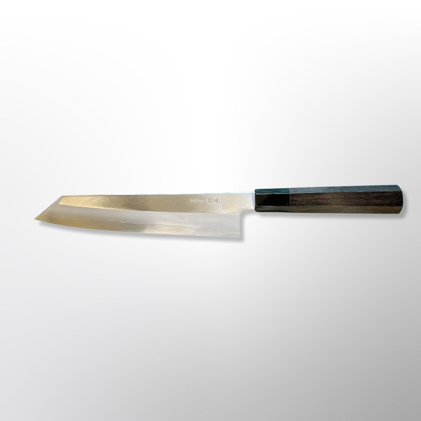 סכין שף רב-תכליתית קיריצוקה גיוטו 240מ״מ מחושלת בעבודת יד 3 שכבות: פלדת פחמן יפנית מתקדמת מסוג Ginsan Silver#3 עטופה פלדת אל-חלד גימור מט מלוטש נאקאגאווה המונו יפן – SKNAKAS3KGYU24044