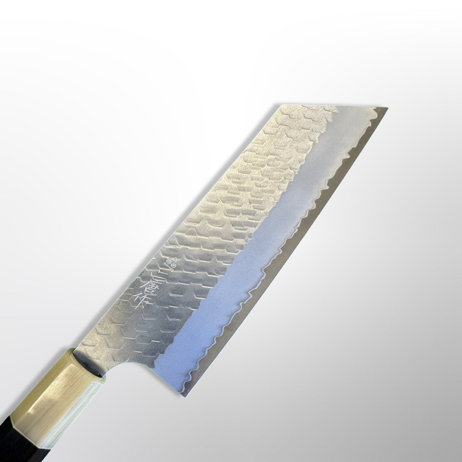 סכין ירקות קיריצוקה נקירי 165מ״מ מחושלת בעבודת יד 3 שכבות: פלדת פחמן יפנית מתקדמת מסוג R2/SG2 עטופה פלדת אל-חלד גימור מיגאקי מבריק עם ריקוע פטיש ניגארה יפן