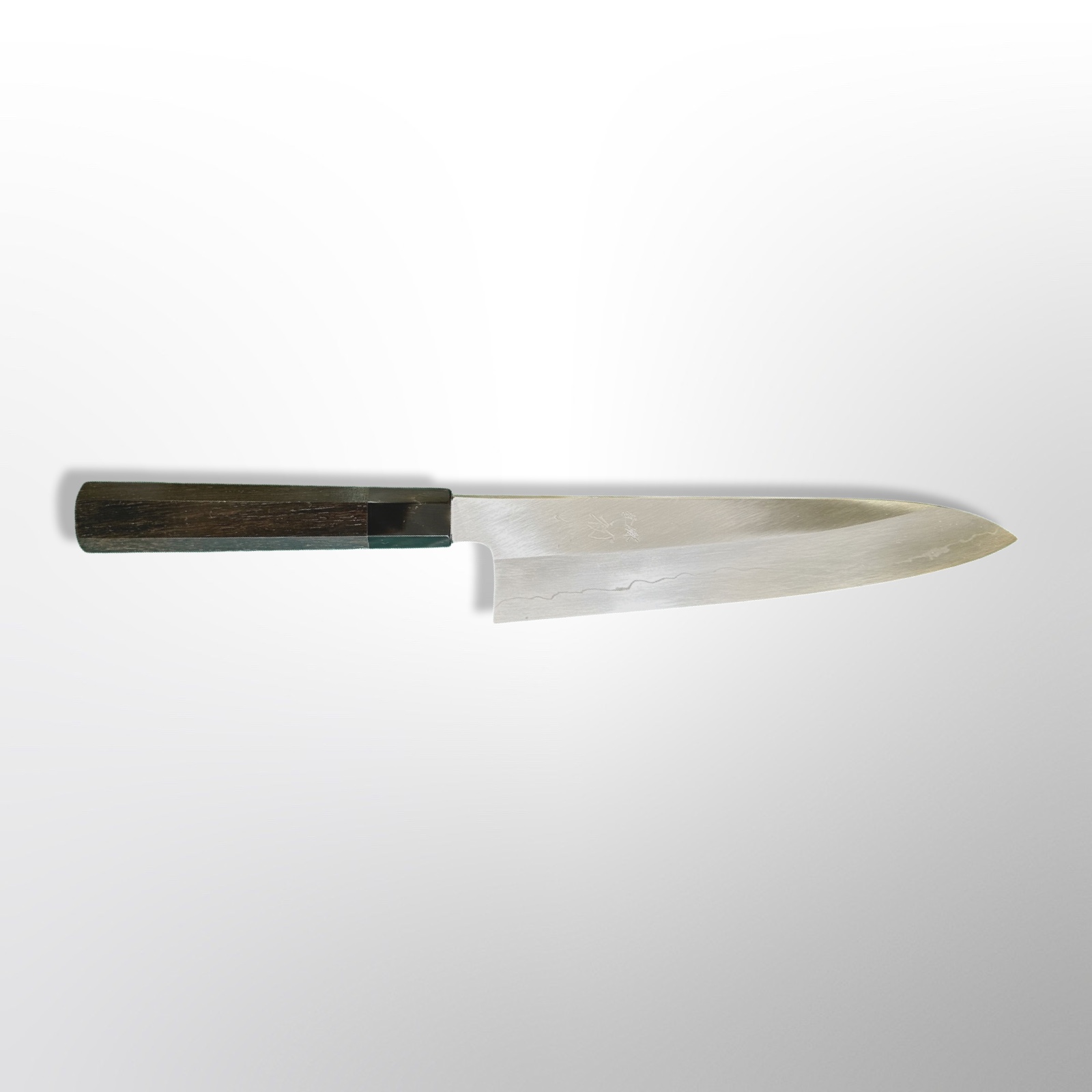 סכין שף רב-תכליתית גיוטו 210מ״מ מחושלת בעבודת יד 3 שכבות: פלדת פחמן יפנית מתקדמת מסוג Ginsan Silver#3 עטופה פלדת אל-חלד גימור מט מלוטש נאקאגאווה המונו יפן – SKNAKAS3GYU21044