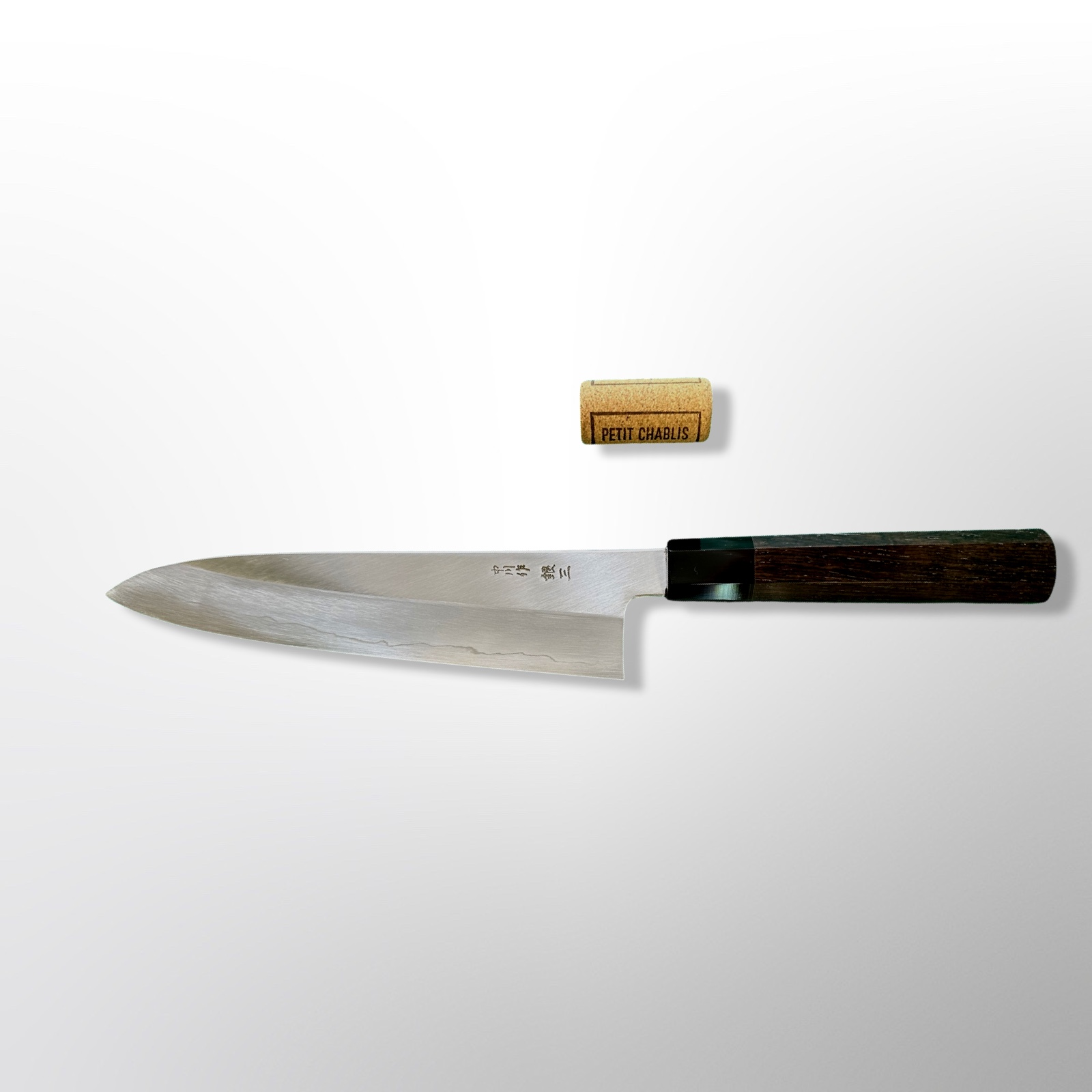 סכין שף רב-תכליתית גיוטו 210מ״מ מחושלת בעבודת יד 3 שכבות: פלדת פחמן יפנית מתקדמת מסוג Ginsan Silver#3 עטופה פלדת אל-חלד גימור מט מלוטש נאקאגאווה המונו יפן – SKNAKAS3GYU21044