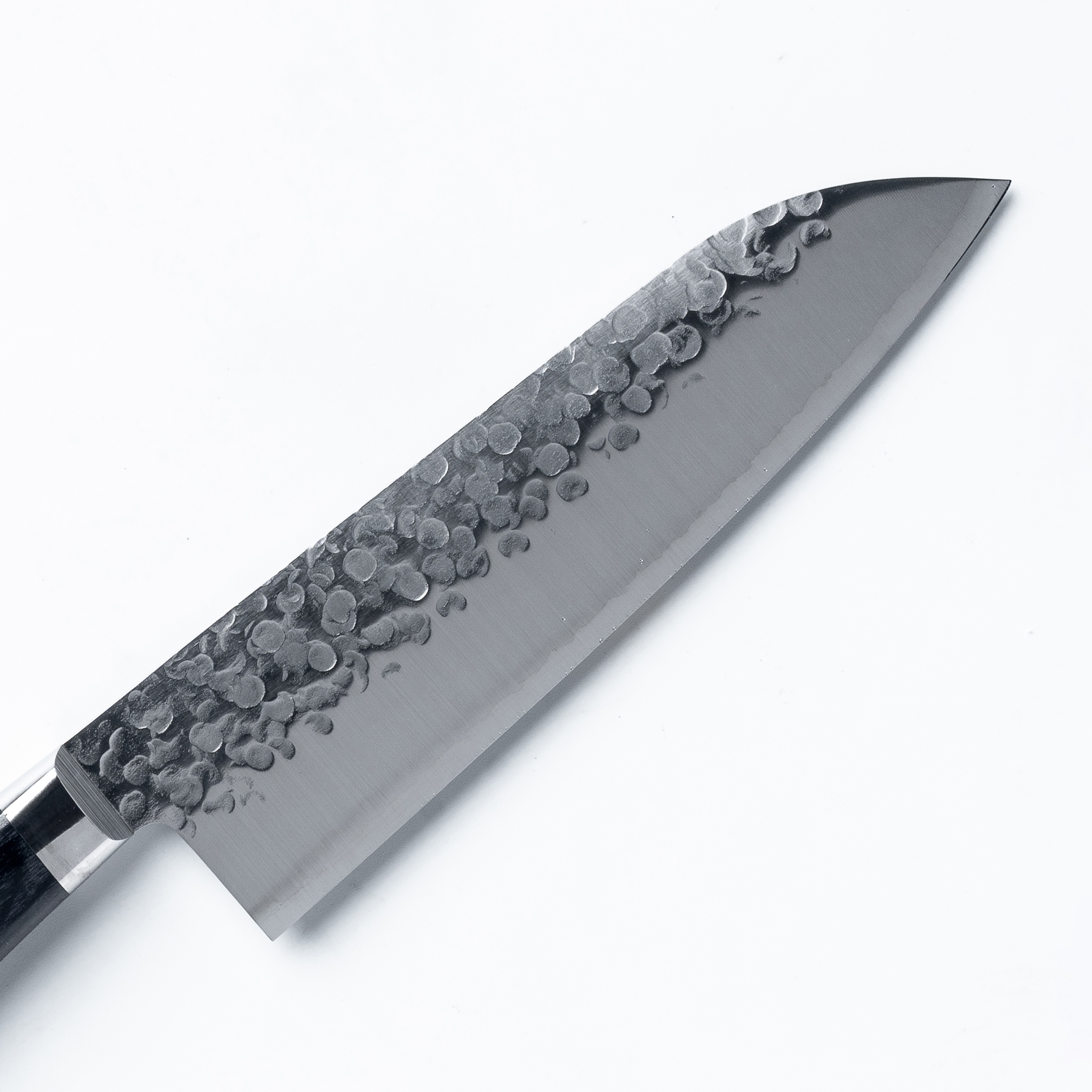 סכין רב-תכליתית סָנטוֹקוּ 165מ״מ פלדת VG10 Special גימור מט מלוטש עם ריקוע פטיש טאקאמורה יפן מק״ט SKTAKATKMTK242243