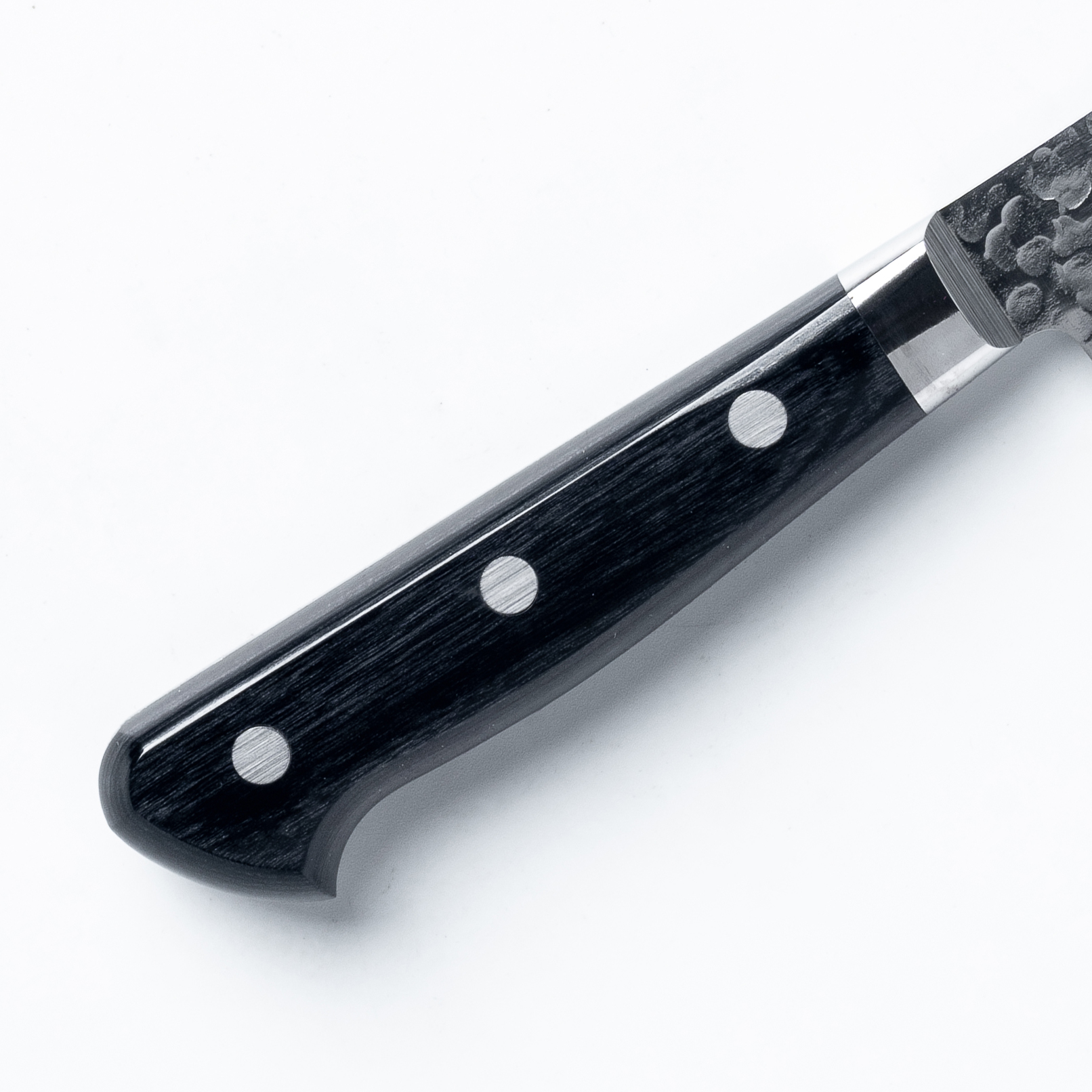 סכין רב-תכליתית סָנטוֹקוּ 165מ״מ פלדת VG10 Special גימור מט מלוטש עם ריקוע פטיש טאקאמורה יפן מק״ט SKTAKATKMTK242243