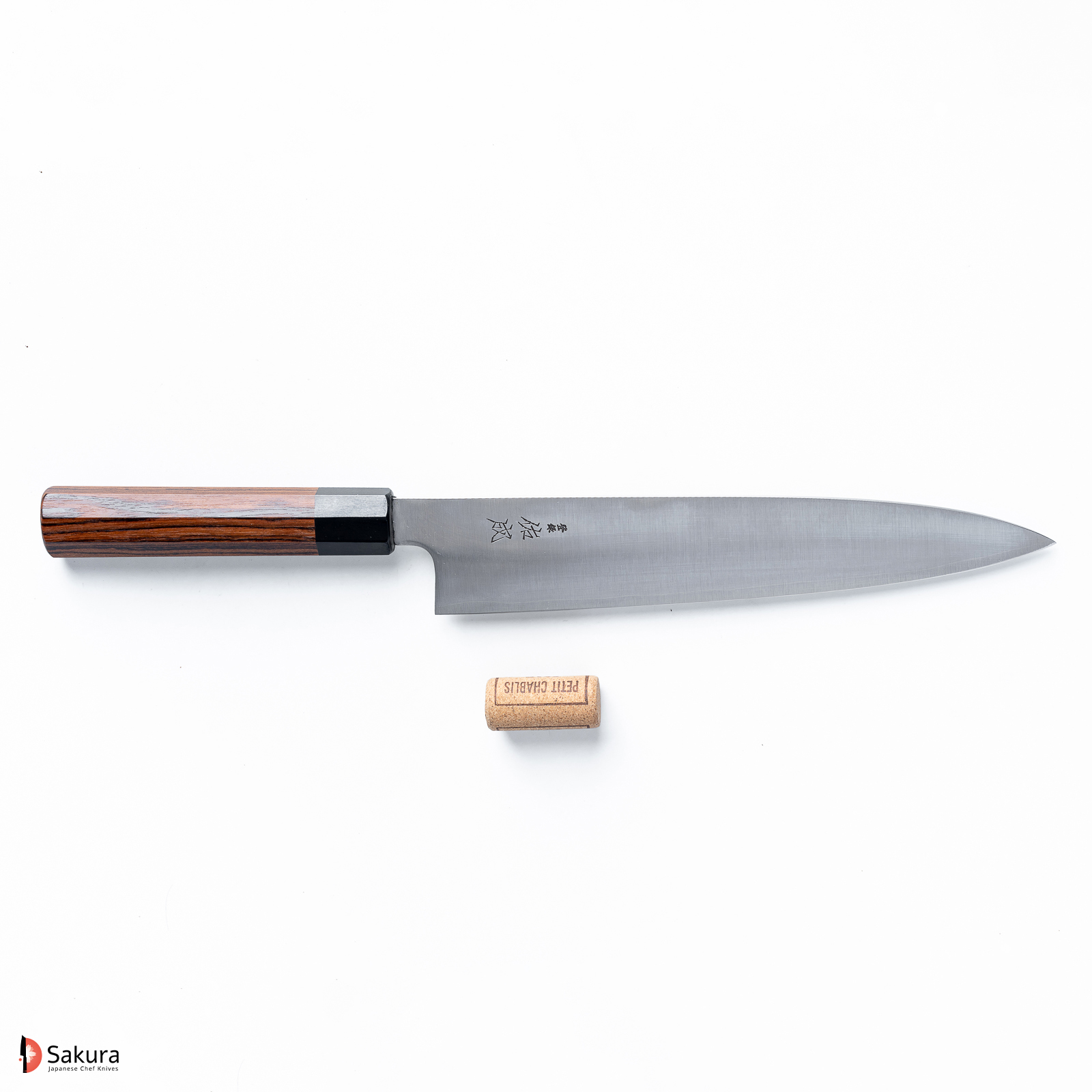 סכין שף רב תכליתית גִּיוּטוֹ 270 מ״מ פלדת SG2 גימור מט מלוטש ידית יפנית מסורתית מתומנת עץ Bocote סוקנארי יפן מק״ט SKSUKESUGY270S32374