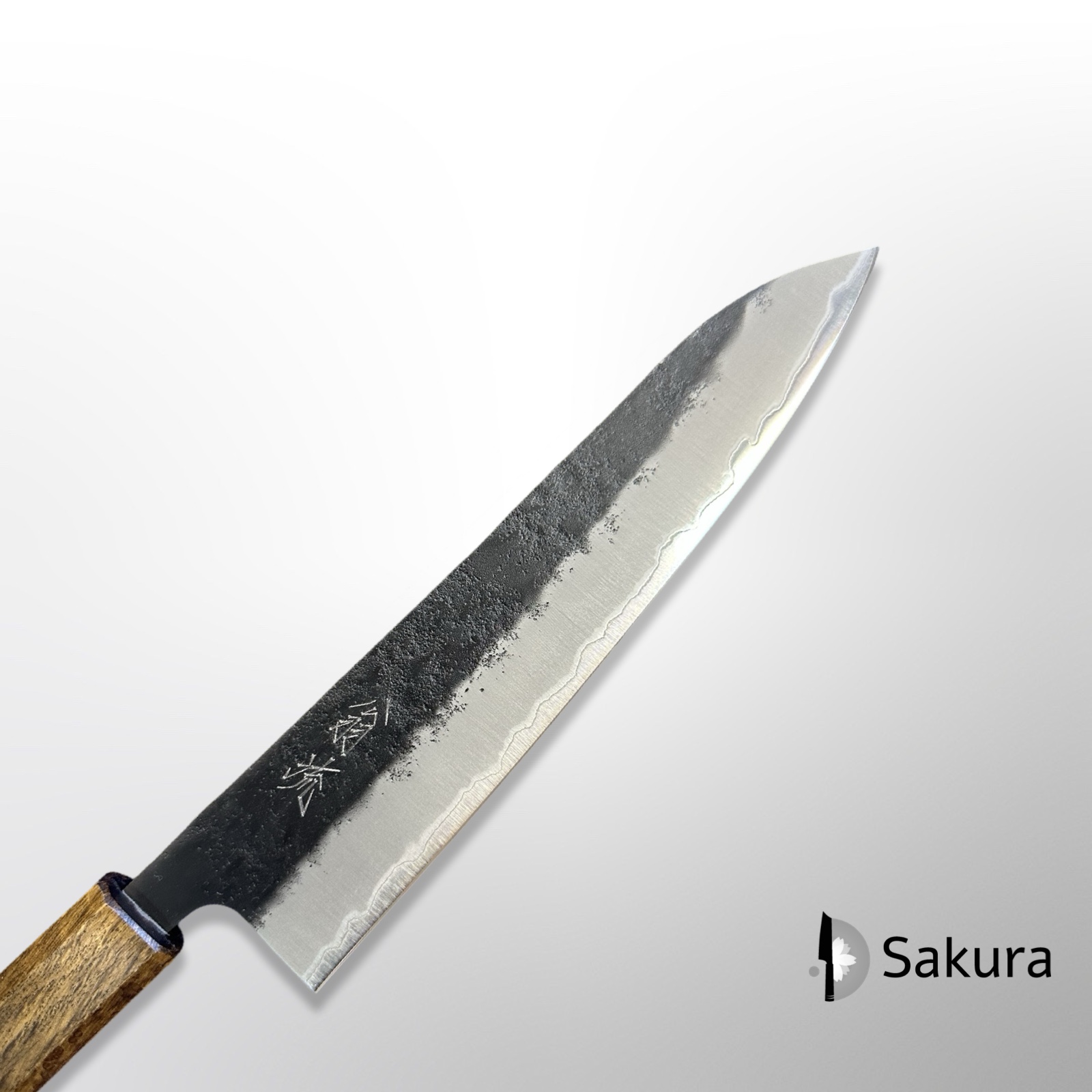 סכין שף רב-תכליתית גיוטו 210מ״מ פלדת פחמן Aogami-Super עטופה פלדת אל-חלד גימור קוראוצ׳י ידית אחיזה מסורתית עץ אלון שחור ŌUL Sakai יפן [SKFUKU236261 -18]