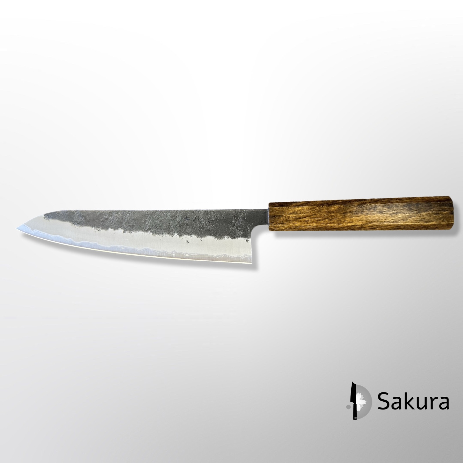 סכין שף רב-תכליתית גיוטו 210מ״מ פלדת פחמן Aogami-Super עטופה פלדת אל-חלד גימור קוראוצ׳י ידית אחיזה מסורתית עץ אלון שחור ŌUL Sakai יפן [SKFUKU236261 -18]
