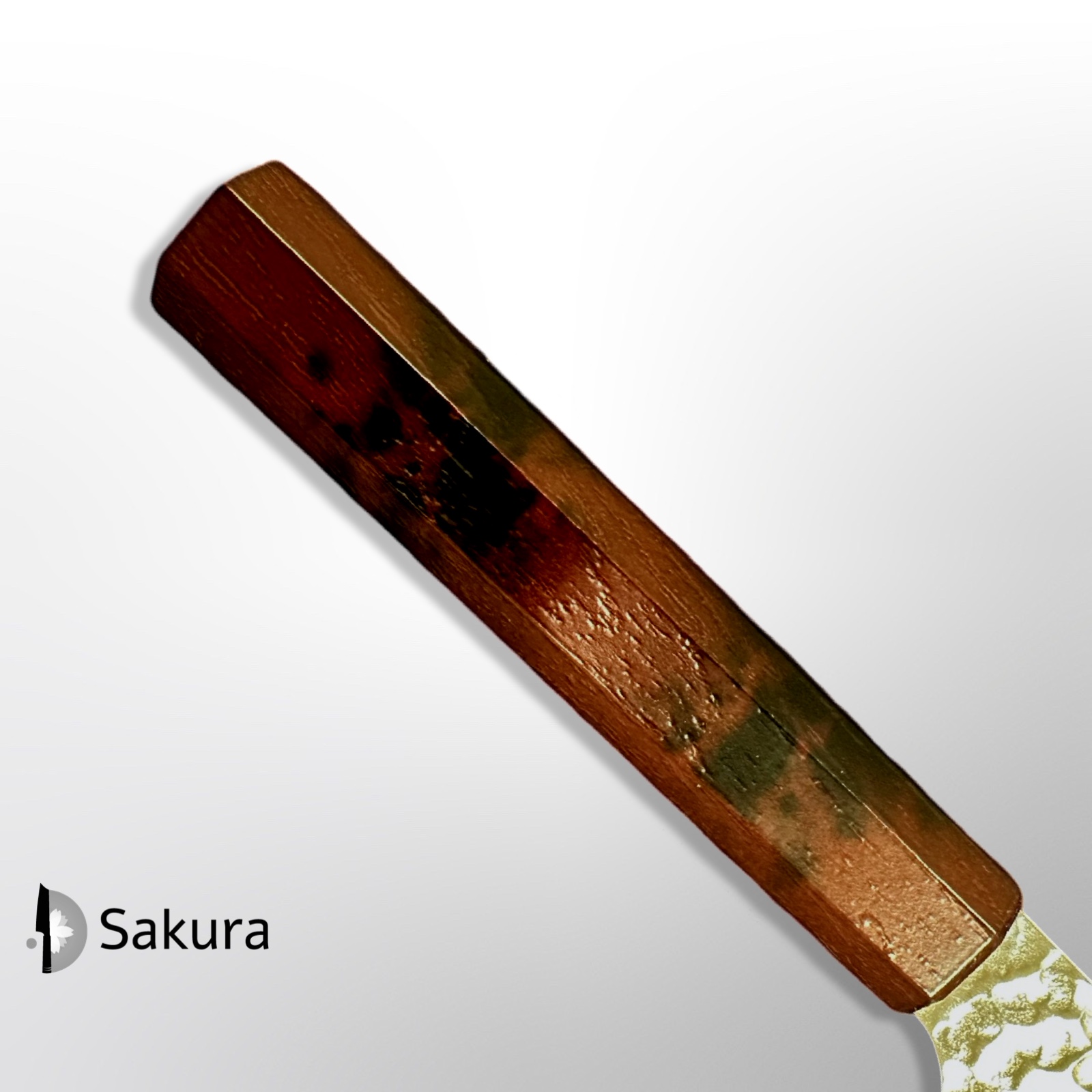 סכין שף רב-תכליתית קירי-גיוטו 190מ״מ פלדת ליבה VG-10 עטופה פלדת אל-חלד גימור דמשק ריקוע פטיש ידית עץ מסורתית מתומנת דוגמת שריון צב סאקאיי טקיוקי יפן [SKTAKAY14603-12]