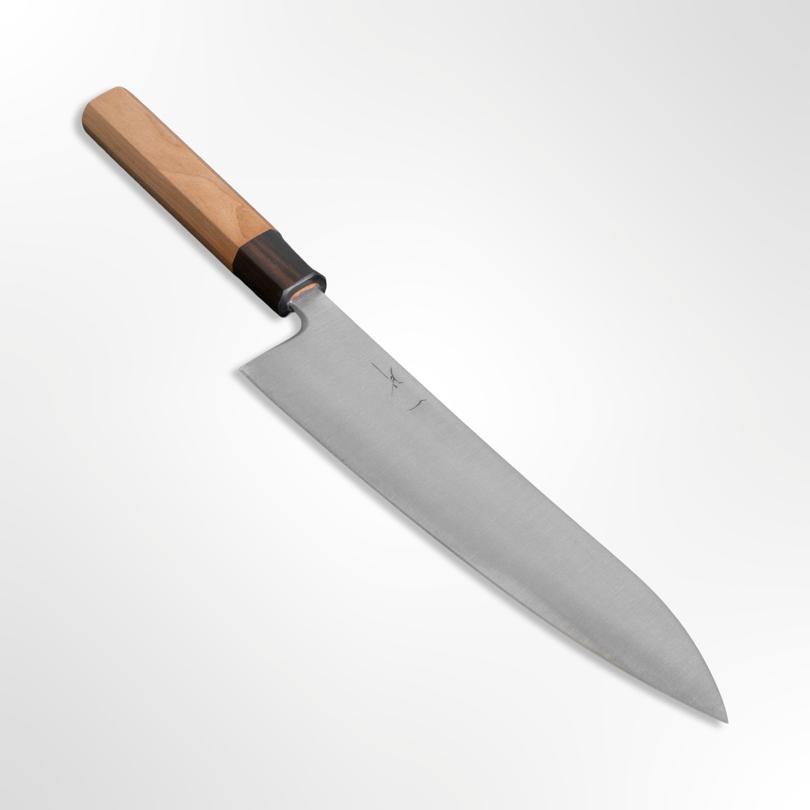 סכין שף גיוטו 210מ״מ אוגמי-סופר ידית דובדבן היטוהירה יפן