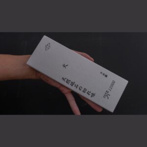 אבן השחזה יפנית Morihei Hishiboshi Hi גרעיניות #12000, בצבע אפור בהיר עם כיתוב יפני, ממדים 210×75 מ״מ, מצביעה על איכות ייצור יפנית מקצועית.